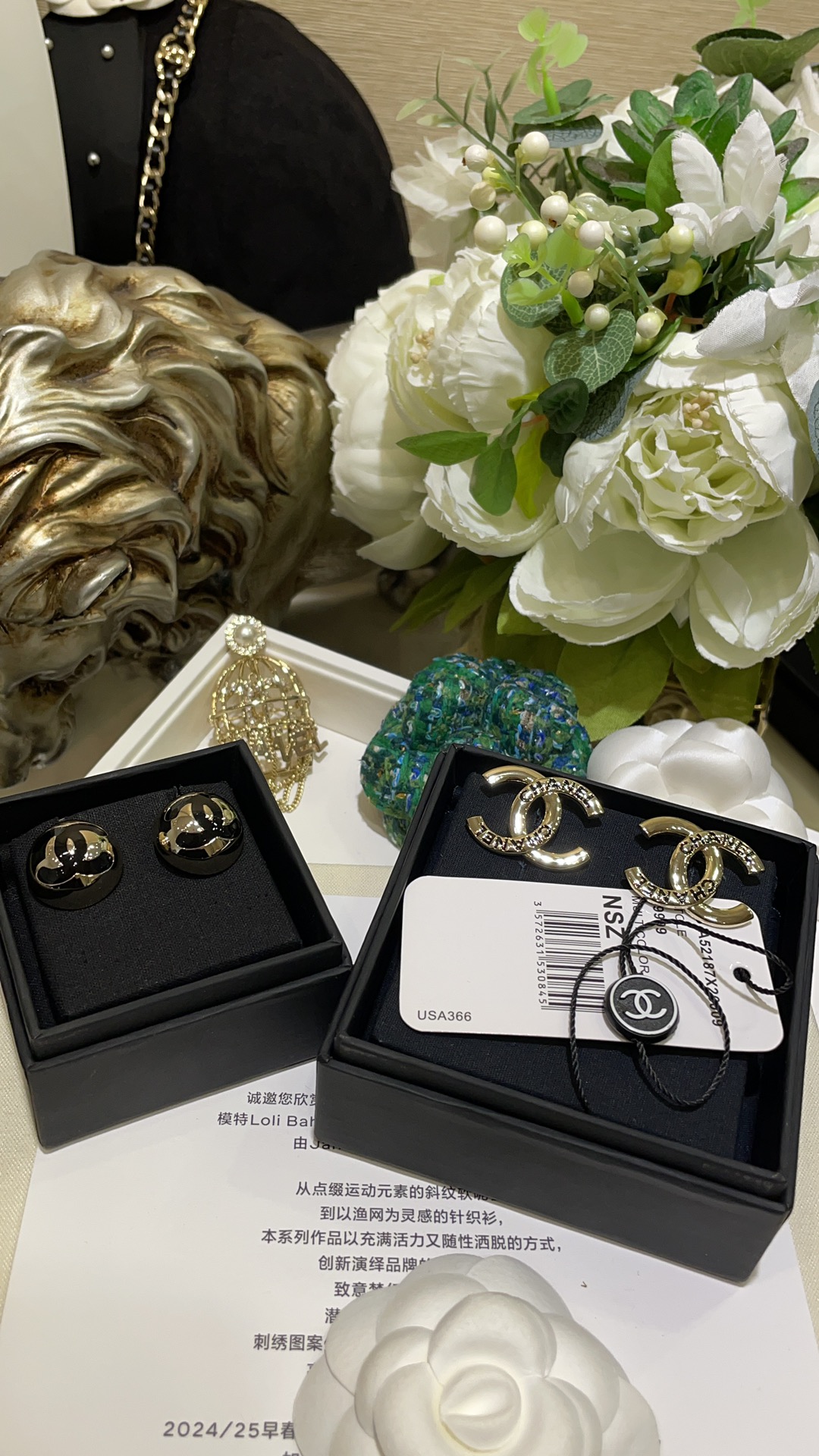 💰85
🖤黑金配色
𝑪𝒉𝒂𝒏𝒆𝒍 25C新款黑色珐琅字母双C耳钉

经典双C搭配字母刻字珐琅太可爱啦
各种风格都能驾驭  盲选都不会后悔☑️
zp一致黄铜镀金材质 珐琅工艺