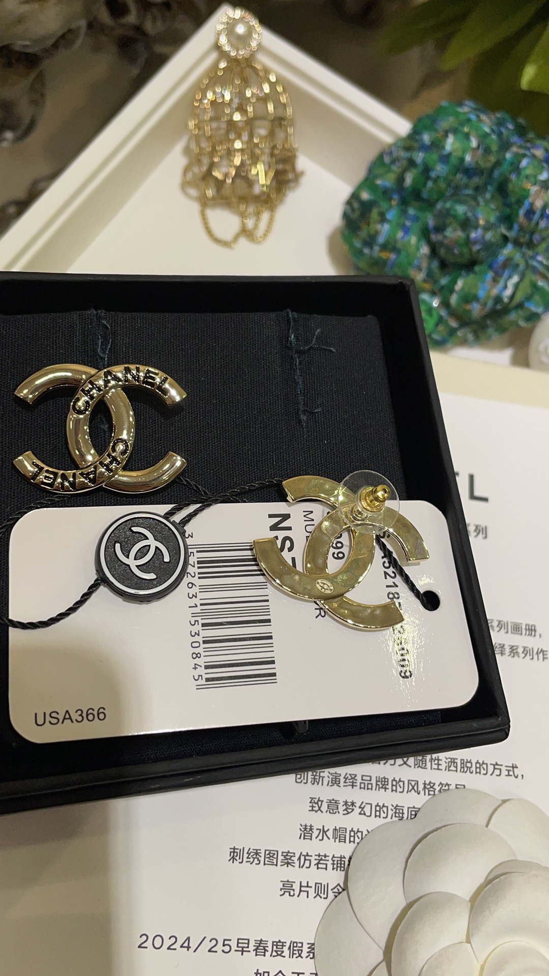 💰85
🖤黑金配色
𝑪𝒉𝒂𝒏𝒆𝒍 25C新款黑色珐琅字母双C耳钉

经典双C搭配字母刻字珐琅太可爱啦
各种风格都能驾驭  盲选都不会后悔☑️
zp一致黄铜镀金材质 珐琅工艺