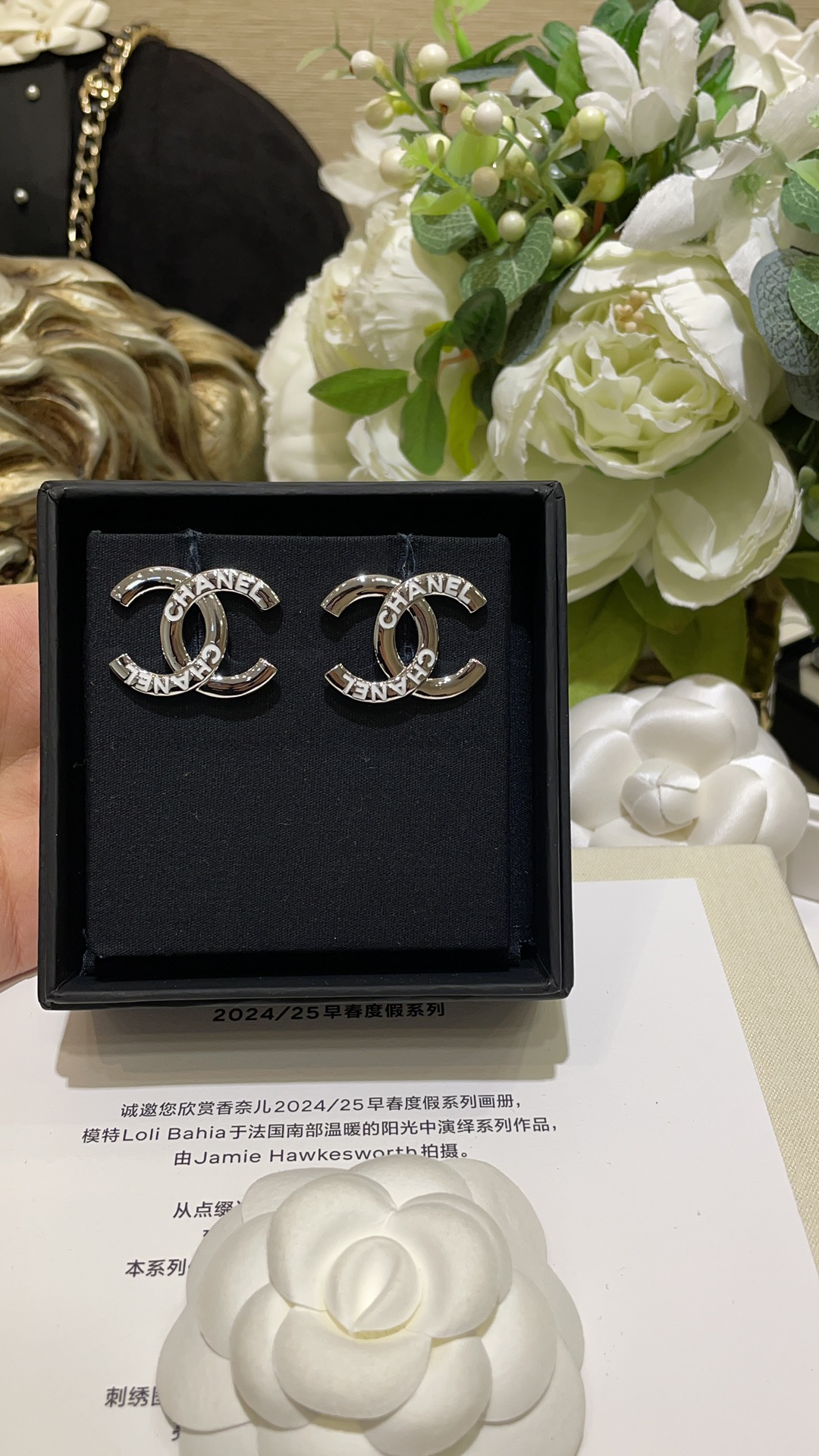 NO:102624,Silver color 25C new white enamel letter double C silver earrings. Classic double C with letter enamel is so cute. All kinds of styles can be controlled. I won’t regret blindly select zp consistent brass gold-plated material. Enamel craftsmanship, Chanel earrings, chanel, gold plating19860909白银配色 25C新款白色珐琅字母双C银色耳钉 经典双C搭配字母刻字珐琅太可爱啦 各种风格都能驾驭 盲选都不会后悔 zp一致黄铜镀金材质 珐琅工艺,香奈儿耳钉,chanel,gold plating,Jewelry