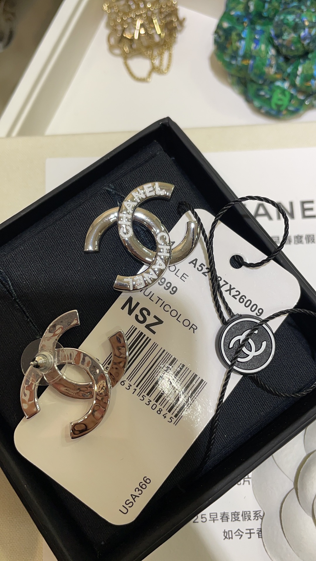 Chanel 25C新款白色珐琅字母双C银色耳钉 6