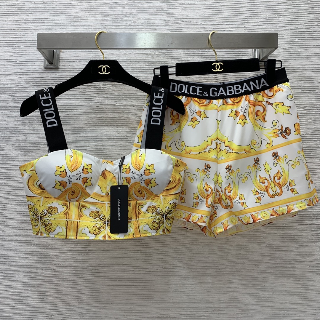 NO:307618,Model number D91247 Dolce & Gabbana DG* new Mayorica printing set!  Logo webbing suspender strap top   elastic waist wide-leg shorts!  Blue, yellow, red, (M size bust 86, hem 70, total length 35, waist 68 elastic, trousers 39), Dolce & Gabbana, shorts, alexander wang19860909款号D91247 杜嘉班纳DG*新款 马约利卡印花套装！logo织带吊带抹胸上衣 松紧腰阔腿短裤！蓝色、黄色、红色、（M码胸围86,下摆围70,总长35,腰围68弹力,裤长39）,,Dolce&Gabbana,shorts,alexander wang,Women's clothing