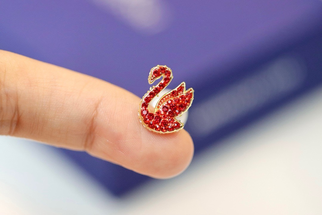  swarovski 新款红天鹅珍珠耳钉

佩戴耀眼的穿孔耳环，让农历新年充满欢乐和好运。每件镀金色调首