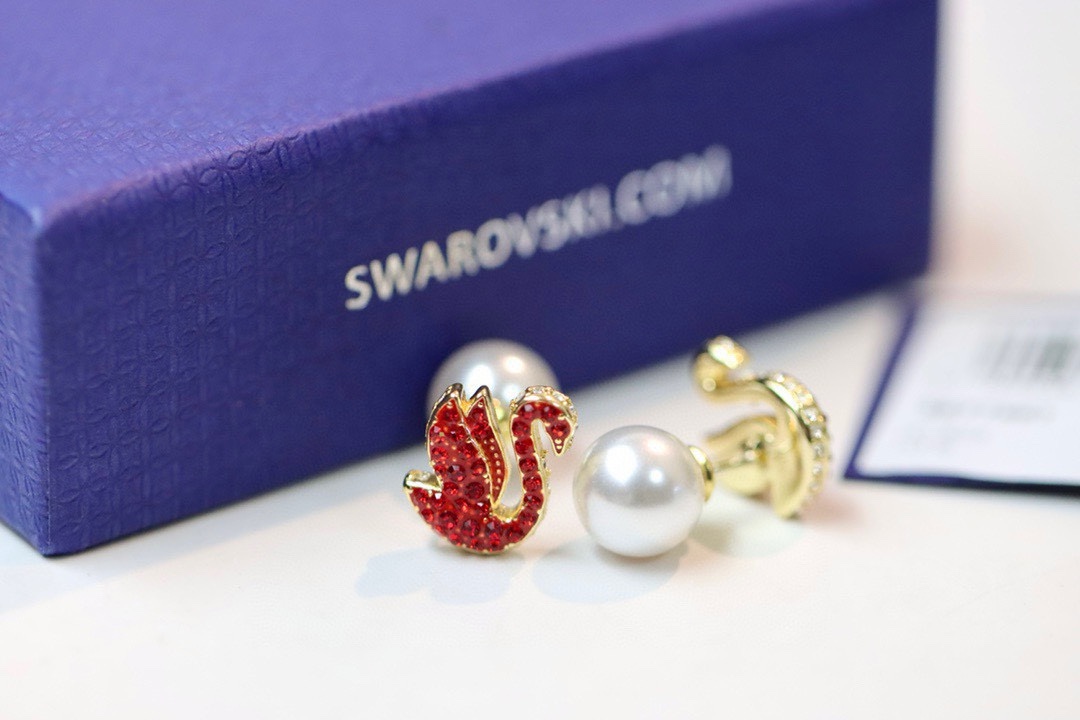  swarovski 新款红天鹅珍珠耳钉

佩戴耀眼的穿孔耳环，让农历新年充满欢乐和好运。每件镀金色调首