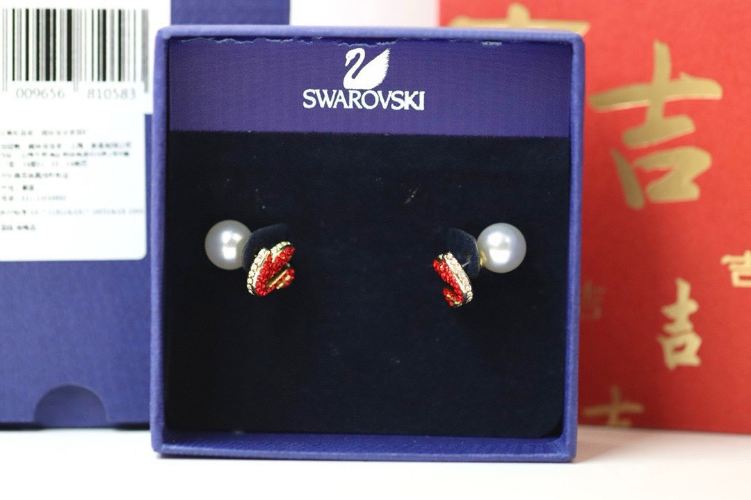  swarovski 新款红天鹅珍珠耳钉

佩戴耀眼的穿孔耳环，让农历新年充满欢乐和好运。每件镀金色调首