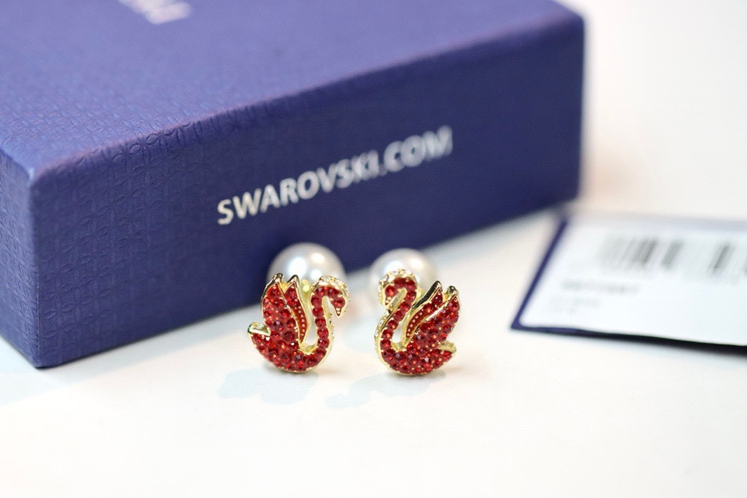  swarovski 新款红天鹅珍珠耳钉

佩戴耀眼的穿孔耳环，让农历新年充满欢乐和好运。每件镀金色调首