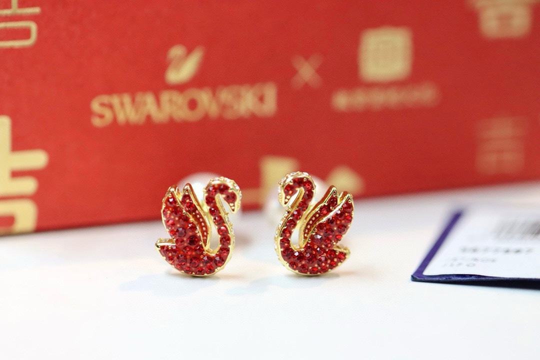  swarovski 新款红天鹅珍珠耳钉

佩戴耀眼的穿孔耳环，让农历新年充满欢乐和好运。每件镀金色调首