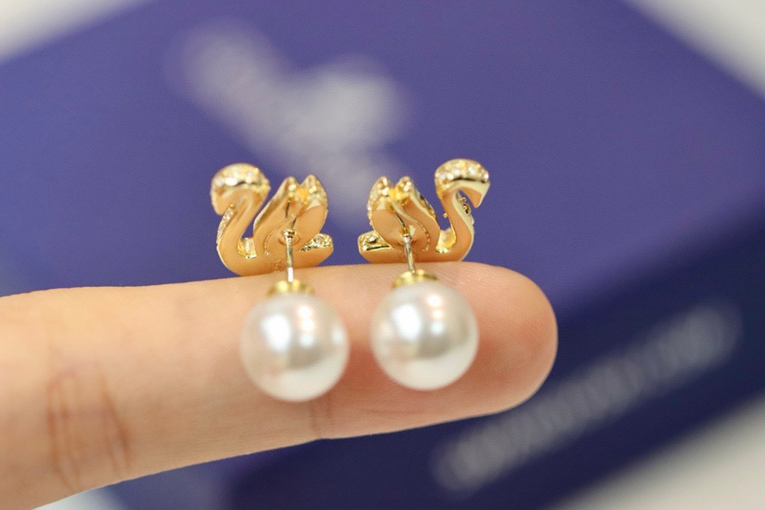  swarovski 新款红天鹅珍珠耳钉

佩戴耀眼的穿孔耳环，让农历新年充满欢乐和好运。每件镀金色调首