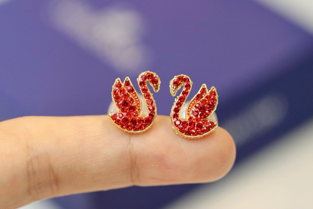  swarovski 新款红天鹅珍珠耳钉

佩戴耀眼的穿孔耳环，让农历新年充满欢乐和好运。每件镀金色调首