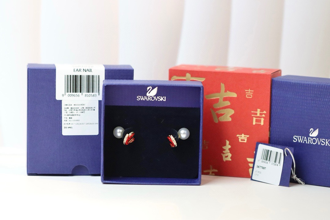  swarovski 新款红天鹅珍珠耳钉

佩戴耀眼的穿孔耳环，让农历新年充满欢乐和好运。每件镀金色调首