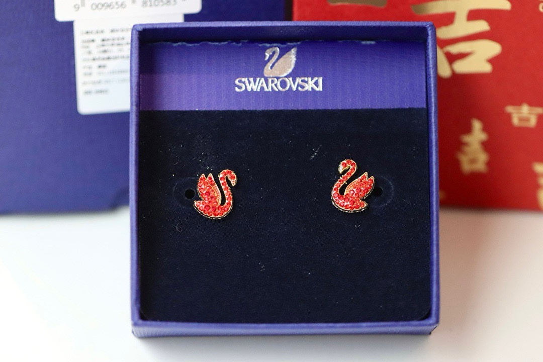  swarovski 新款红天鹅珍珠耳钉

佩戴耀眼的穿孔耳环，让农历新年充满欢乐和好运。每件镀金色调首