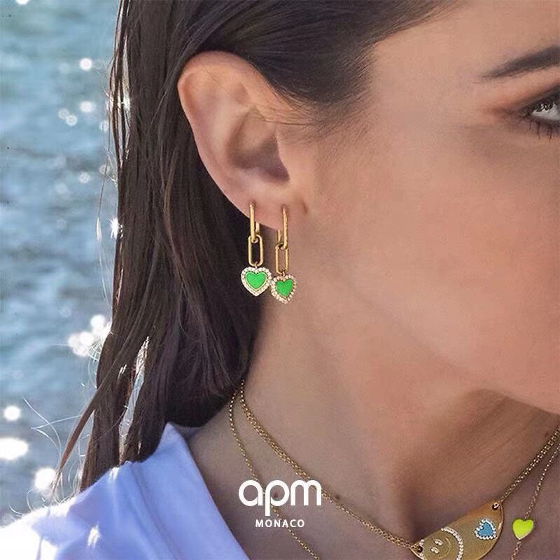  APm monaco 荧光绿环扣爱心圈钻耳环！享受清凉的夏日，以缤纷的色彩迎接夏季，个性心形设计，将爱