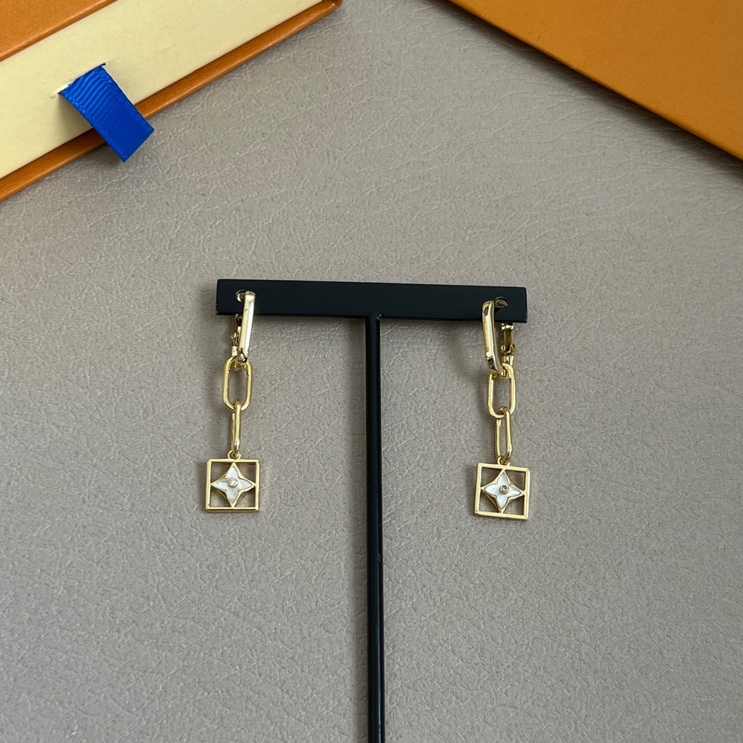 LV耳钉路易威登的Monogram花卉图纹耳钉美丽的花朵在白色珍珠母上绽放璀璨的金光打磨出这些精致的曲线
