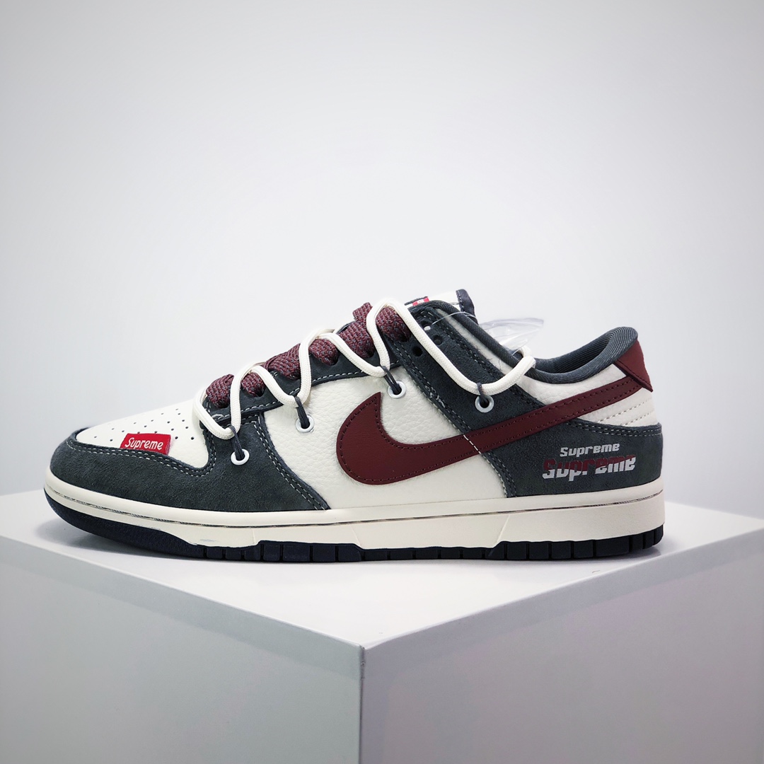 💰280
Nike SB Dunk Low“ Supreme联名——灰白红抽绳”  周年高端定制 低帮休闲板鞋 定制鞋盒 大厂纯原品质出货 超高清洁度 皮料切割干净无任何毛边 细节完美 
 货号：XS1186-102
 Size:36 36.5 37.5 38 38.5 39 40 40.5 41 42 42.5 43 44 44.5 45