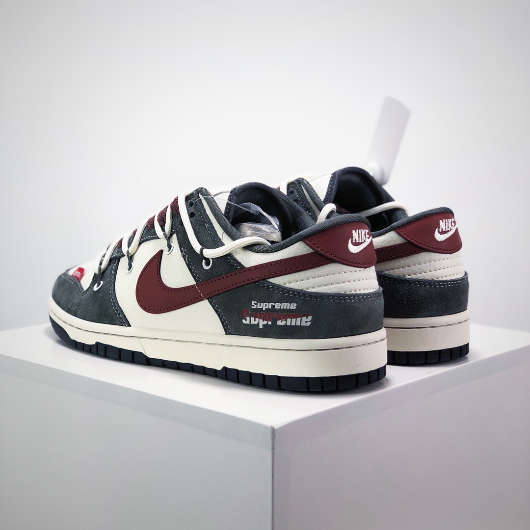 💰280
Nike SB Dunk Low“ Supreme联名——灰白红抽绳”  周年高端定制 低帮休闲板鞋 定制鞋盒 大厂纯原品质出货 超高清洁度 皮料切割干净无任何毛边 细节完美 
 货号：XS1186-102
 Size:36 36.5 37.5 38 38.5 39 40 40.5 41 42 42.5 43 44 44.5 45