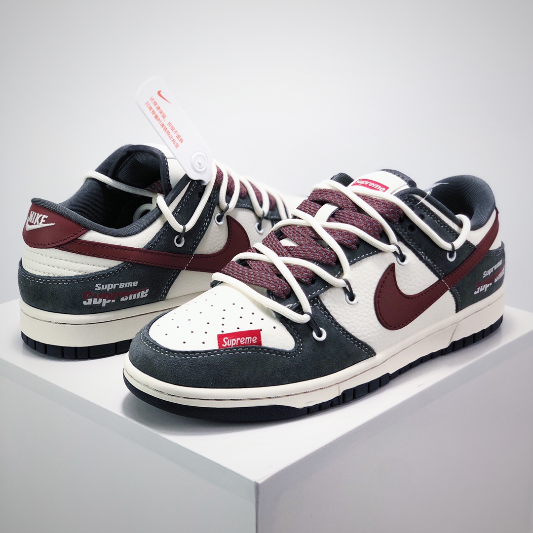 💰280
Nike SB Dunk Low“ Supreme联名——灰白红抽绳”  周年高端定制 低帮休闲板鞋 定制鞋盒 大厂纯原品质出货 超高清洁度 皮料切割干净无任何毛边 细节完美 
 货号：XS1186-102
 Size:36 36.5 37.5 38 38.5 39 40 40.5 41 42 42.5 43 44 44.5 45
