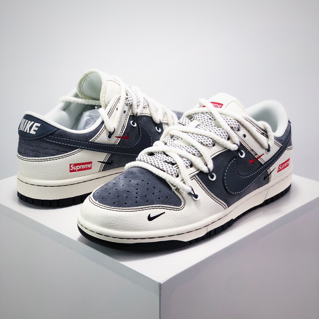 💰280
 Nike SB Dunk Low“Supreme联名——绑带米灰灰勾” 周年高端定制 低帮休闲板鞋 定制鞋盒 大厂纯原品质出货 超高清洁度 皮料切割干净无任何毛边 细节完美 
货号：YX5066-210
Size:36 36.5 37.5 38 38.5 39 40 40.5 41 42 42.5 43 44 44.5 45