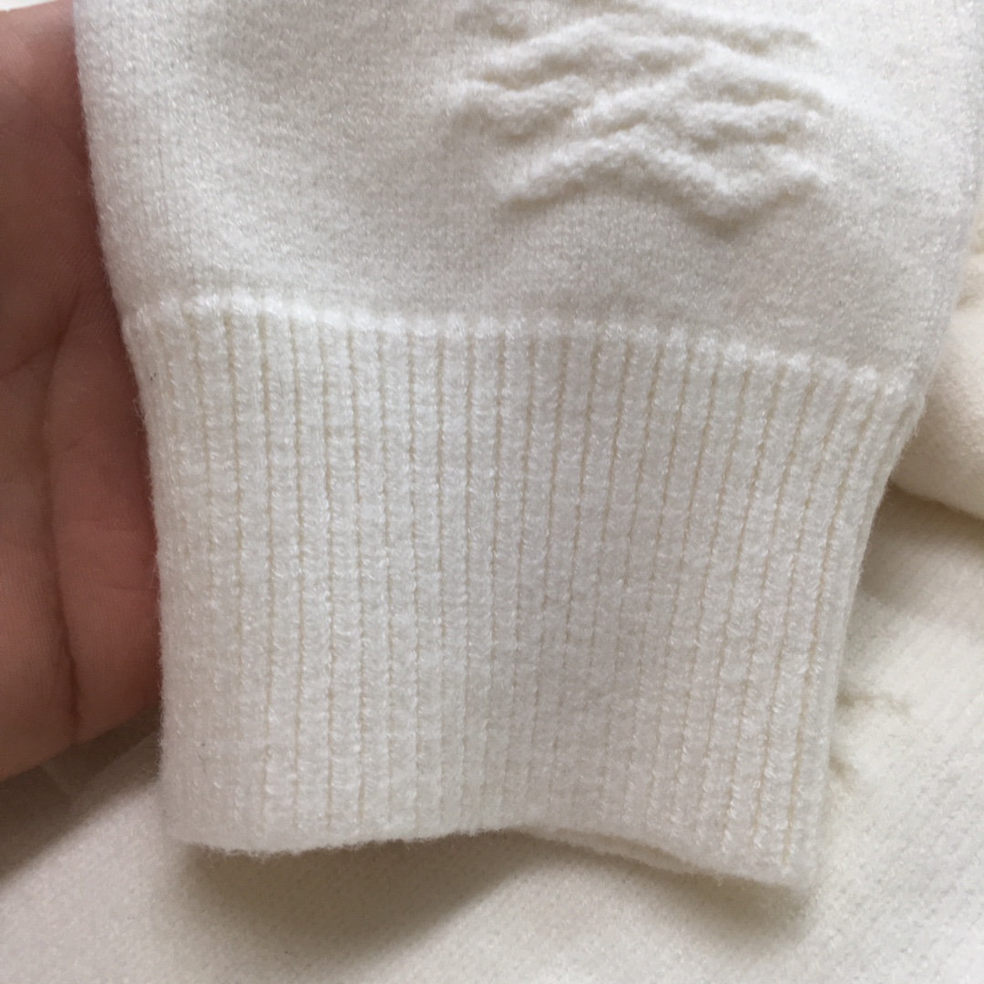  新品毛衣🌹 【Prad...】🆕
 ²⁰²⁴毛衣外套 秋冬最新系列，专柜11顶级复刻，全品相！加厚款，