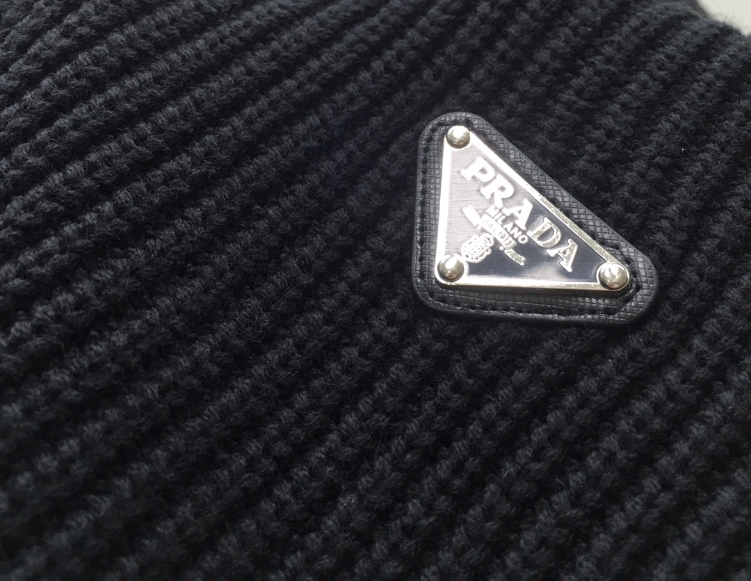  新品毛衣🌹 【Prad...】🆕
 ²⁰²⁴毛衣外套 秋冬最新系列，专柜11顶级复刻，全品相！加厚款，