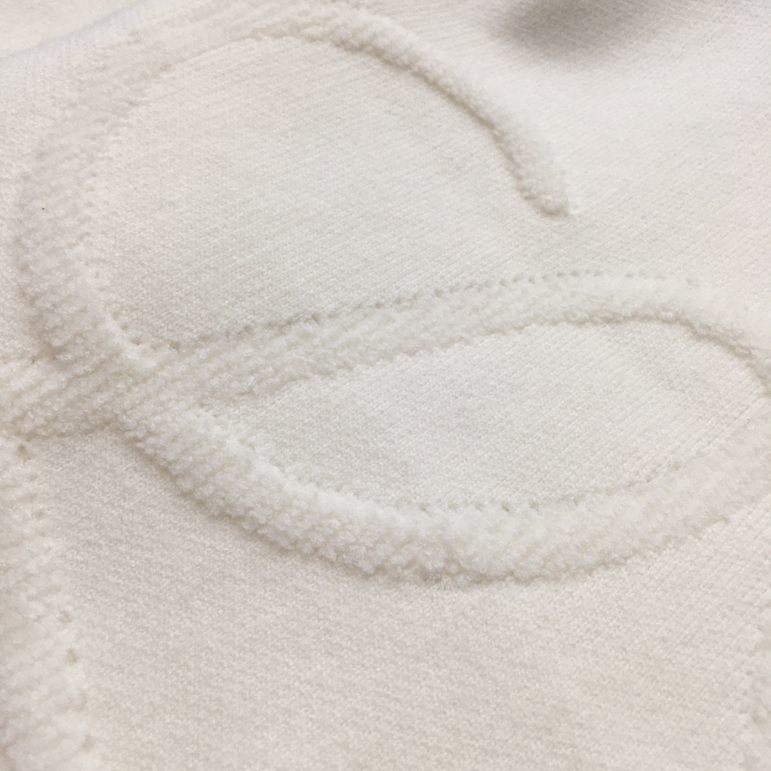  新品毛衣🌹 【Loew...】🆕
 ²⁰²⁴毛衣外套 秋冬最新系列，专柜11顶级复刻，全品相！加厚款，