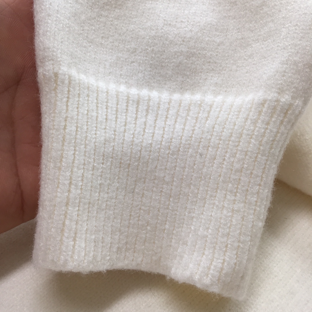  新品毛衣🌹 【Prad】🆕
 ²⁰²⁴毛衣外套 秋冬最新系列，专柜11顶级复刻，全品相！加厚针织款，精