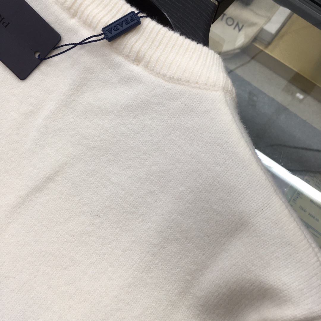  新品毛衣🌹 【Prad】🆕
 ²⁰²⁴毛衣外套 秋冬最新系列，专柜11顶级复刻，全品相！加厚针织款，精