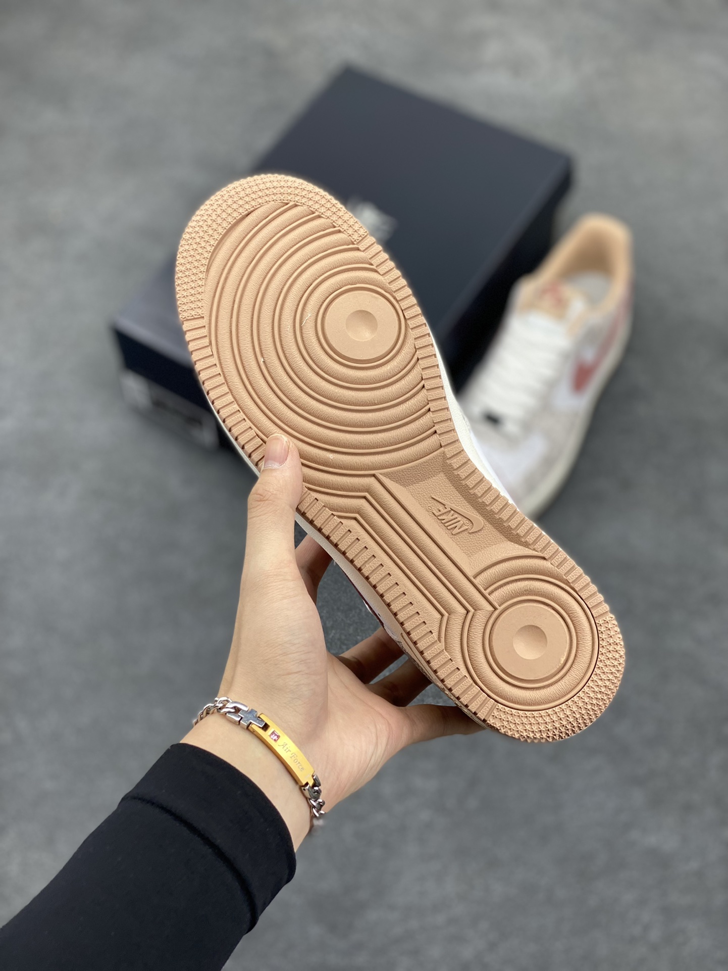 图片[5]-Nike Air Force 1 Low 蛇年白棕 空军一号低帮运动休闲板鞋 原楦头原纸板 打造纯正空军版型#专注外贸渠道 全掌内置蜂窝气垫 #原盒配件 原厂中底钢印、拉帮完美 货号：HF2898-100 尺码：36 36.5 37.5 38 38.5 39 40 40.5 41 42 42.5 43 44 44.5 45-选品中心