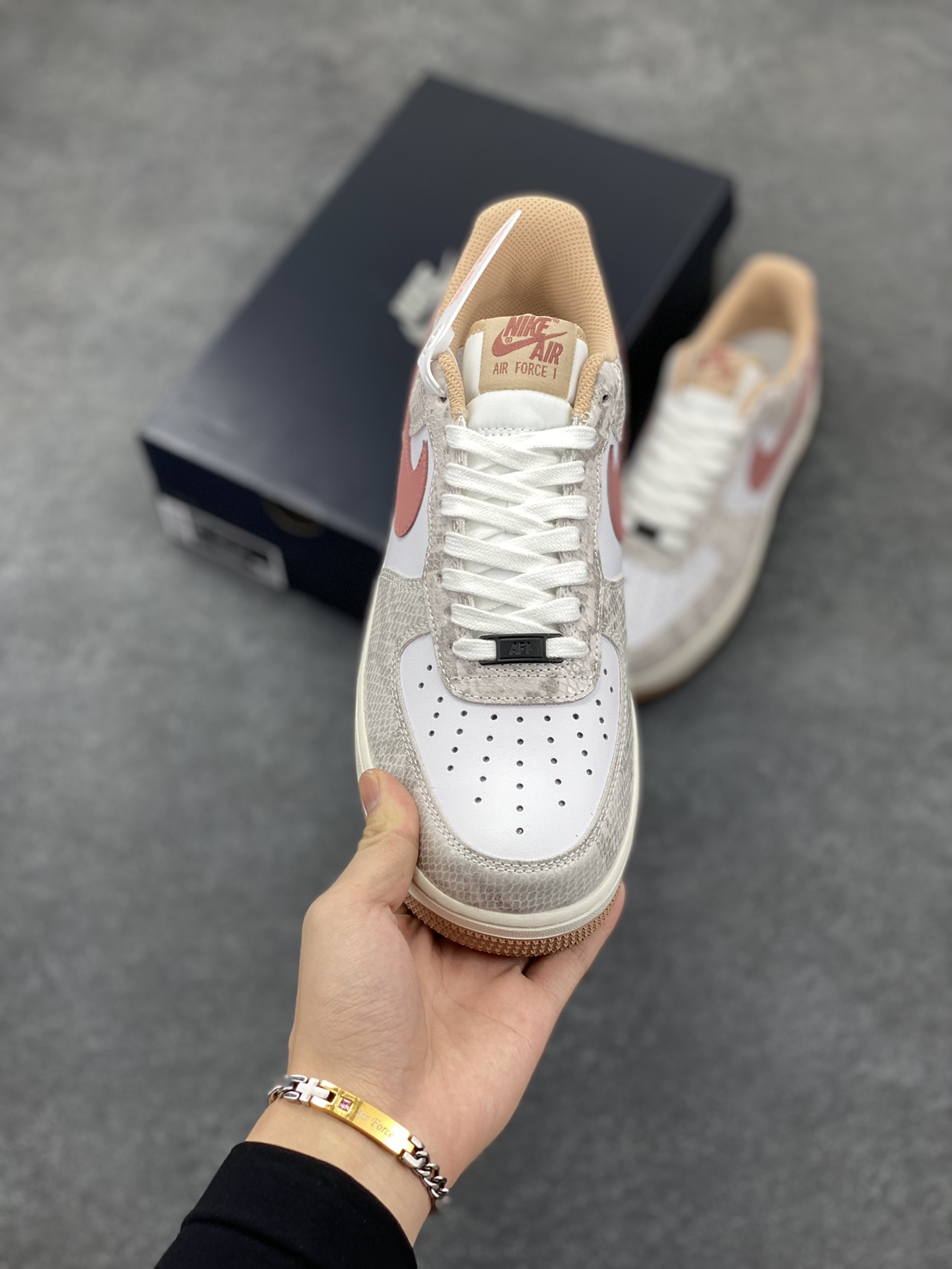 图片[2]-Nike Air Force 1 Low 蛇年白棕 空军一号低帮运动休闲板鞋 原楦头原纸板 打造纯正空军版型#专注外贸渠道 全掌内置蜂窝气垫 #原盒配件 原厂中底钢印、拉帮完美 货号：HF2898-100 尺码：36 36.5 37.5 38 38.5 39 40 40.5 41 42 42.5 43 44 44.5 45-选品中心
