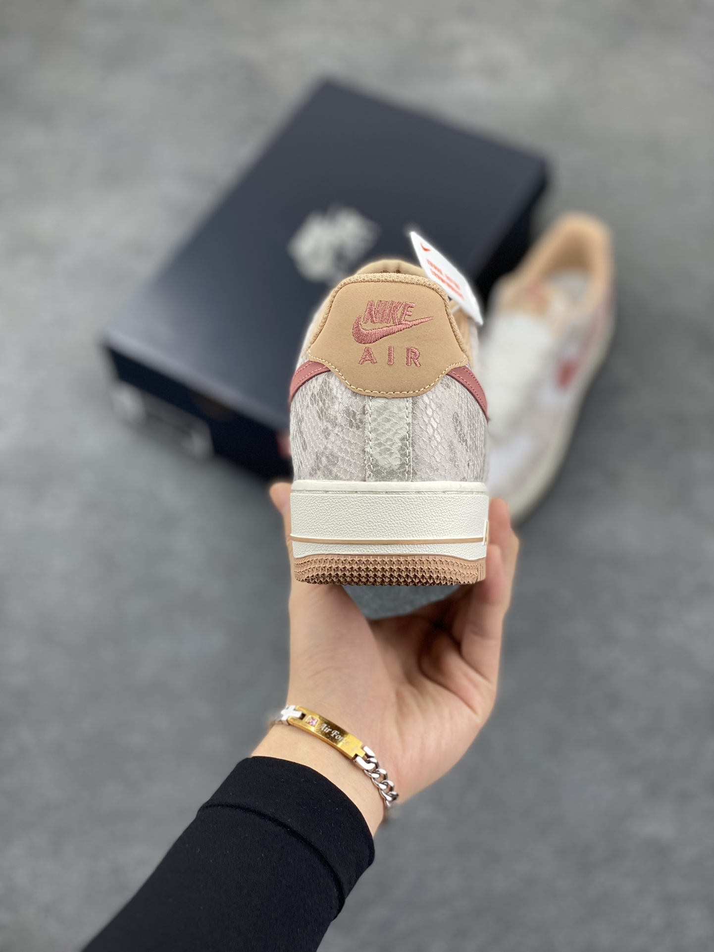 图片[4]-Nike Air Force 1 Low 蛇年白棕 空军一号低帮运动休闲板鞋 原楦头原纸板 打造纯正空军版型#专注外贸渠道 全掌内置蜂窝气垫 #原盒配件 原厂中底钢印、拉帮完美 货号：HF2898-100 尺码：36 36.5 37.5 38 38.5 39 40 40.5 41 42 42.5 43 44 44.5 45-选品中心