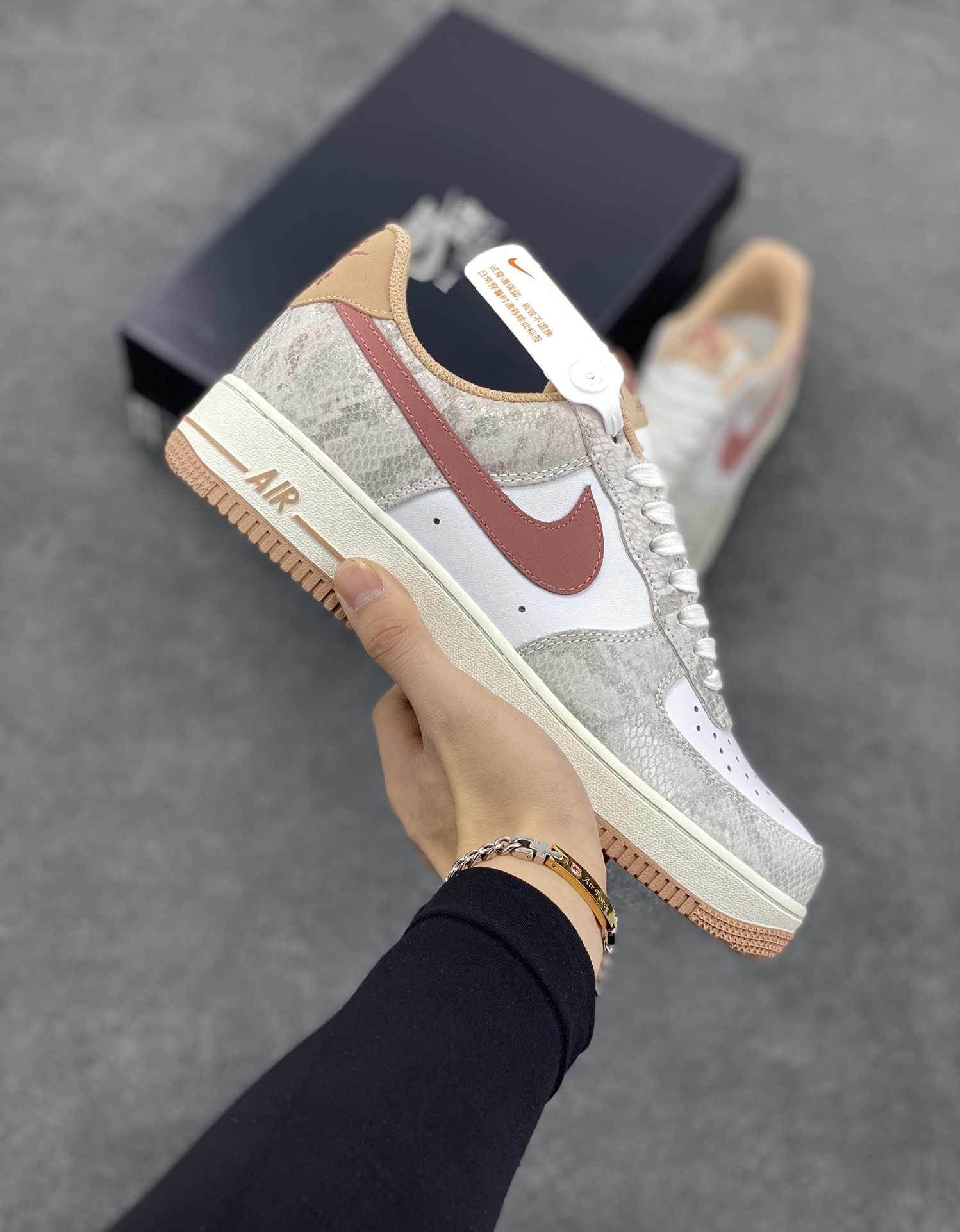 Nike Air Force 1 Low 蛇年白棕 空军一号低帮运动休闲板鞋 原楦头原纸板 打造纯正空军版型#专注外贸渠道 全掌内置蜂窝气垫 #原盒配件 原厂中底钢印、拉帮完美 货号:HF2898-100 尺码:36 36.5 37.5 38 38.5 39 40 40.5 41 42 42.5 43 44 44.5 45-选品中心