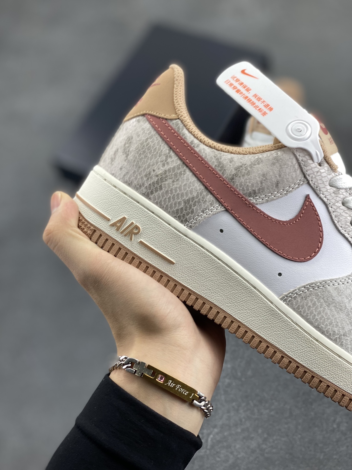 图片[6]-Nike Air Force 1 Low 蛇年白棕 空军一号低帮运动休闲板鞋 原楦头原纸板 打造纯正空军版型#专注外贸渠道 全掌内置蜂窝气垫 #原盒配件 原厂中底钢印、拉帮完美 货号：HF2898-100 尺码：36 36.5 37.5 38 38.5 39 40 40.5 41 42 42.5 43 44 44.5 45-选品中心