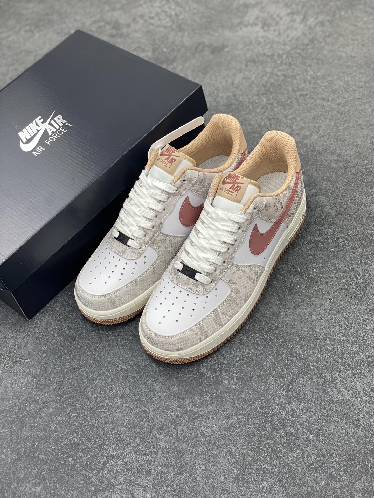 图片[8]-Nike Air Force 1 Low 蛇年白棕 空军一号低帮运动休闲板鞋 原楦头原纸板 打造纯正空军版型#专注外贸渠道 全掌内置蜂窝气垫 #原盒配件 原厂中底钢印、拉帮完美 货号：HF2898-100 尺码：36 36.5 37.5 38 38.5 39 40 40.5 41 42 42.5 43 44 44.5 45-选品中心