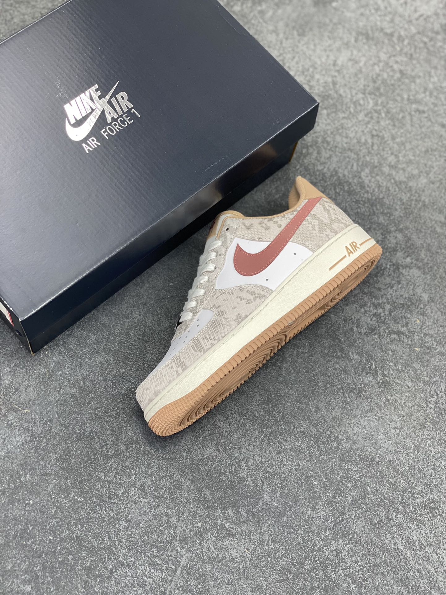 图片[7]-Nike Air Force 1 Low 蛇年白棕 空军一号低帮运动休闲板鞋 原楦头原纸板 打造纯正空军版型#专注外贸渠道 全掌内置蜂窝气垫 #原盒配件 原厂中底钢印、拉帮完美 货号：HF2898-100 尺码：36 36.5 37.5 38 38.5 39 40 40.5 41 42 42.5 43 44 44.5 45-选品中心