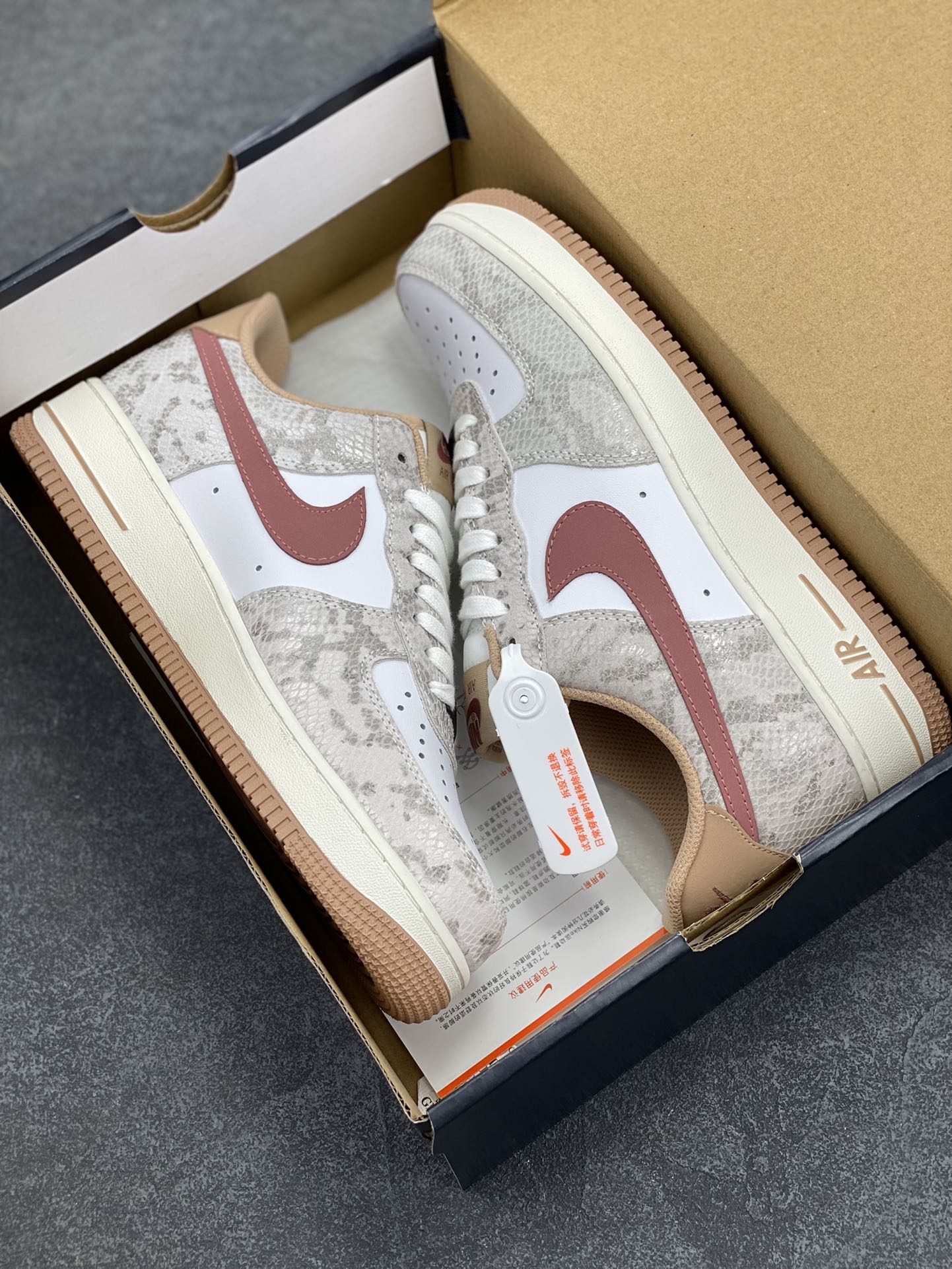 图片[9]-Nike Air Force 1 Low 蛇年白棕 空军一号低帮运动休闲板鞋 原楦头原纸板 打造纯正空军版型#专注外贸渠道 全掌内置蜂窝气垫 #原盒配件 原厂中底钢印、拉帮完美 货号：HF2898-100 尺码：36 36.5 37.5 38 38.5 39 40 40.5 41 42 42.5 43 44 44.5 45-选品中心