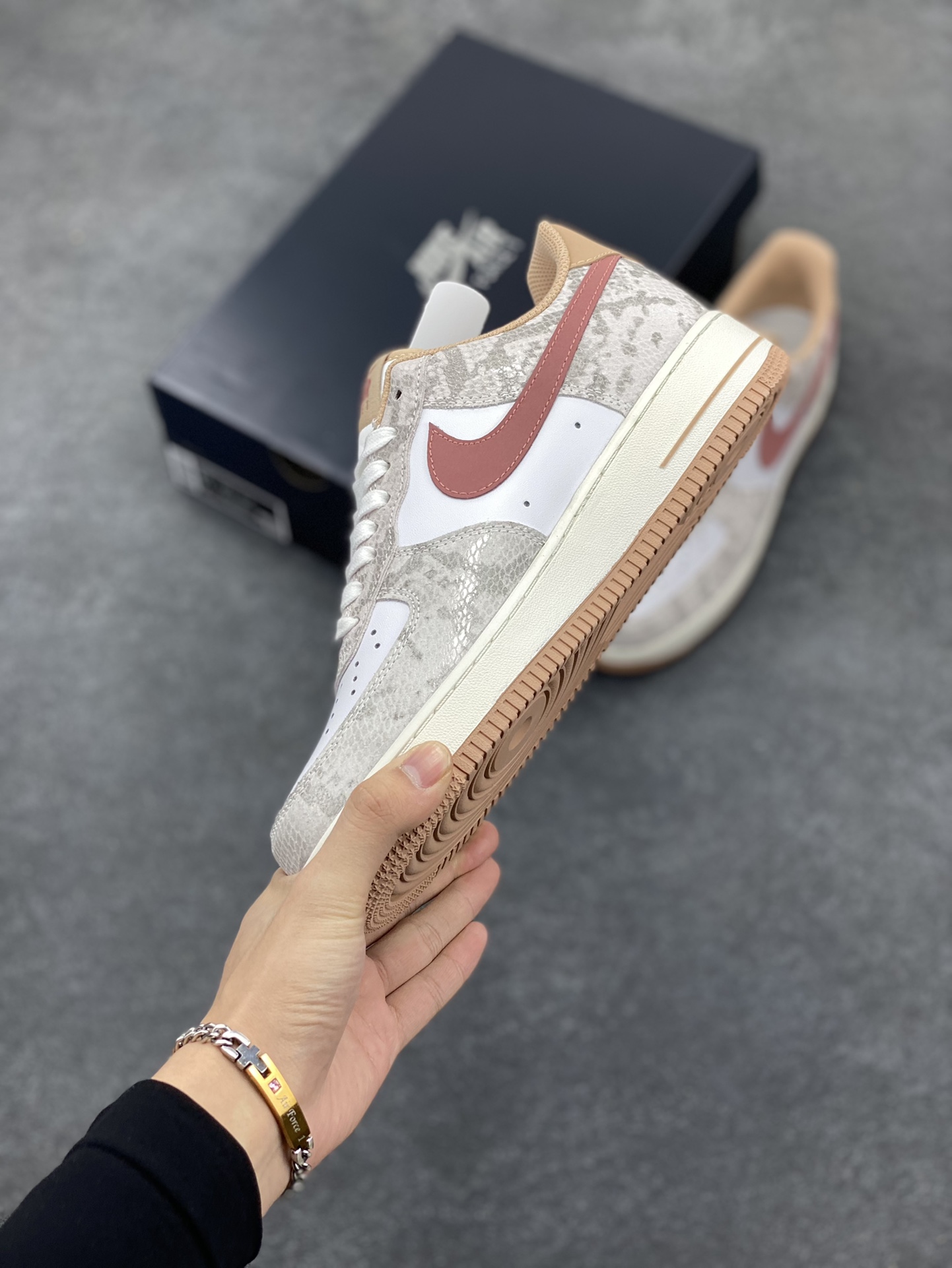 图片[3]-Nike Air Force 1 Low 蛇年白棕 空军一号低帮运动休闲板鞋 原楦头原纸板 打造纯正空军版型#专注外贸渠道 全掌内置蜂窝气垫 #原盒配件 原厂中底钢印、拉帮完美 货号：HF2898-100 尺码：36 36.5 37.5 38 38.5 39 40 40.5 41 42 42.5 43 44 44.5 45-选品中心