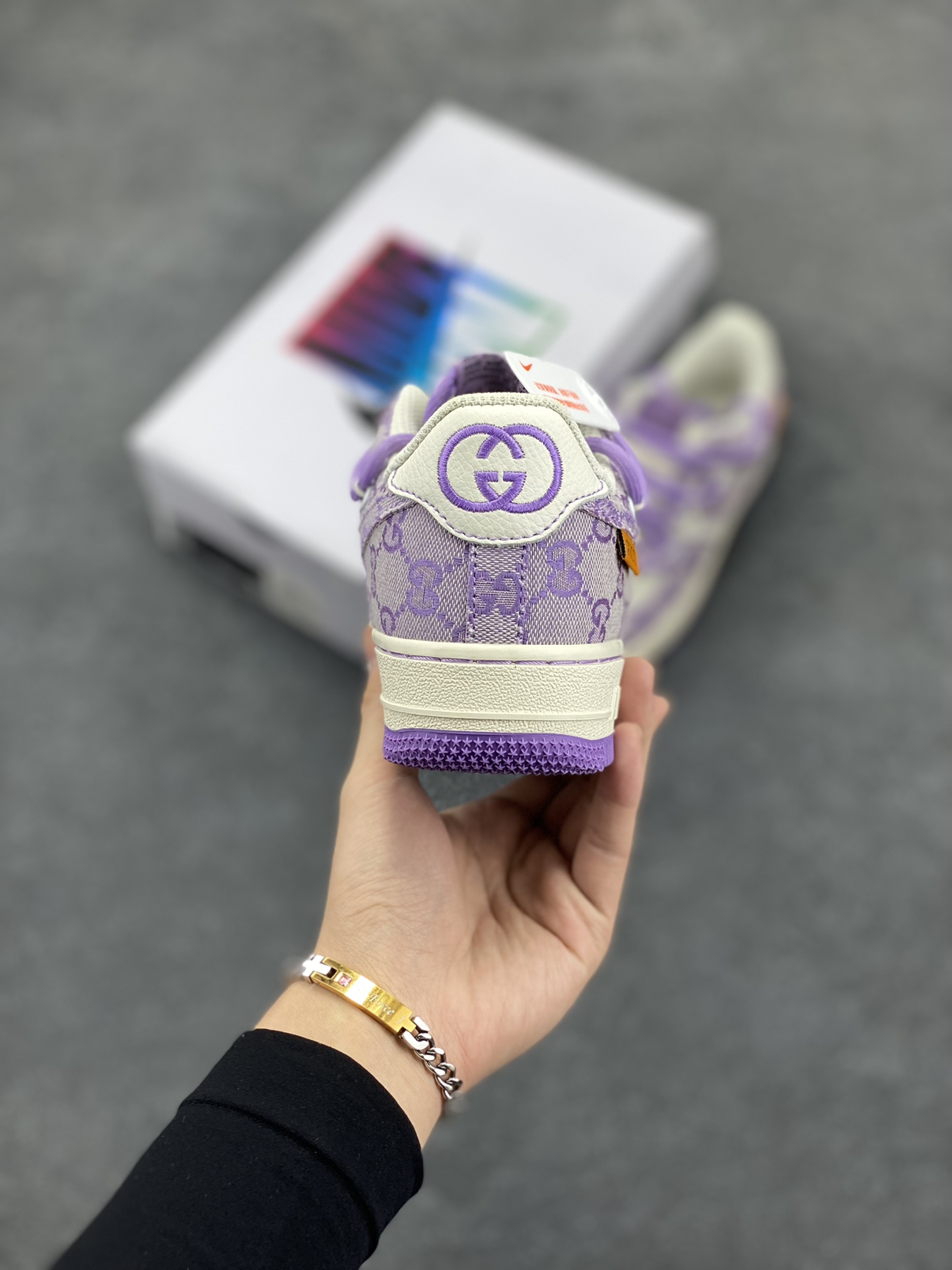 图片[4]-“古驰绑带紫”✨NK Air Force 1 X GUCCI 空军一号板鞋 Nike近期于欧美大牌联名频繁 现又推出于Gucci联名作品 颜色采用Gucci主打粉色 绑带的设计打破传统空军的鞋款束缚 原楦头原纸板 专注外贸渠道 全掌内置蜂窝气垫 原厂中底钢印 货号：BD7700-022  尺码：36 36.5 37.5 38 38.5 39 40 40.5 41 42 42.5 43 44 44.5 45-选品中心