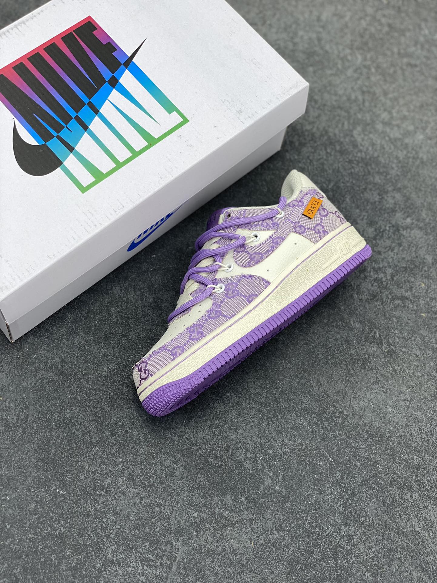图片[7]-“古驰绑带紫”✨NK Air Force 1 X GUCCI 空军一号板鞋 Nike近期于欧美大牌联名频繁 现又推出于Gucci联名作品 颜色采用Gucci主打粉色 绑带的设计打破传统空军的鞋款束缚 原楦头原纸板 专注外贸渠道 全掌内置蜂窝气垫 原厂中底钢印 货号：BD7700-022  尺码：36 36.5 37.5 38 38.5 39 40 40.5 41 42 42.5 43 44 44.5 45-选品中心