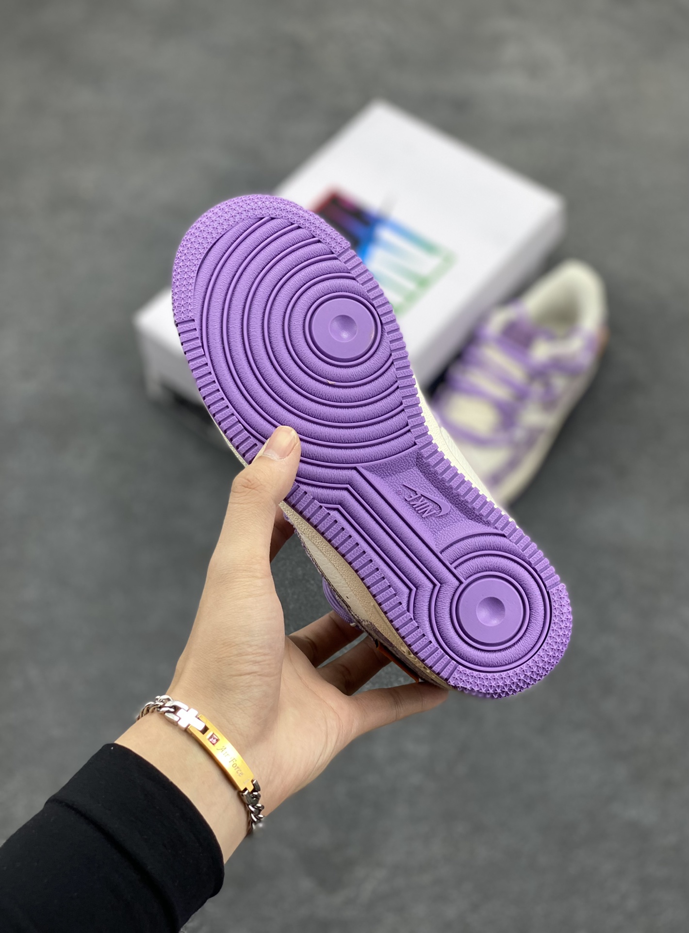 图片[5]-“古驰绑带紫”✨NK Air Force 1 X GUCCI 空军一号板鞋 Nike近期于欧美大牌联名频繁 现又推出于Gucci联名作品 颜色采用Gucci主打粉色 绑带的设计打破传统空军的鞋款束缚 原楦头原纸板 专注外贸渠道 全掌内置蜂窝气垫 原厂中底钢印 货号：BD7700-022  尺码：36 36.5 37.5 38 38.5 39 40 40.5 41 42 42.5 43 44 44.5 45-选品中心