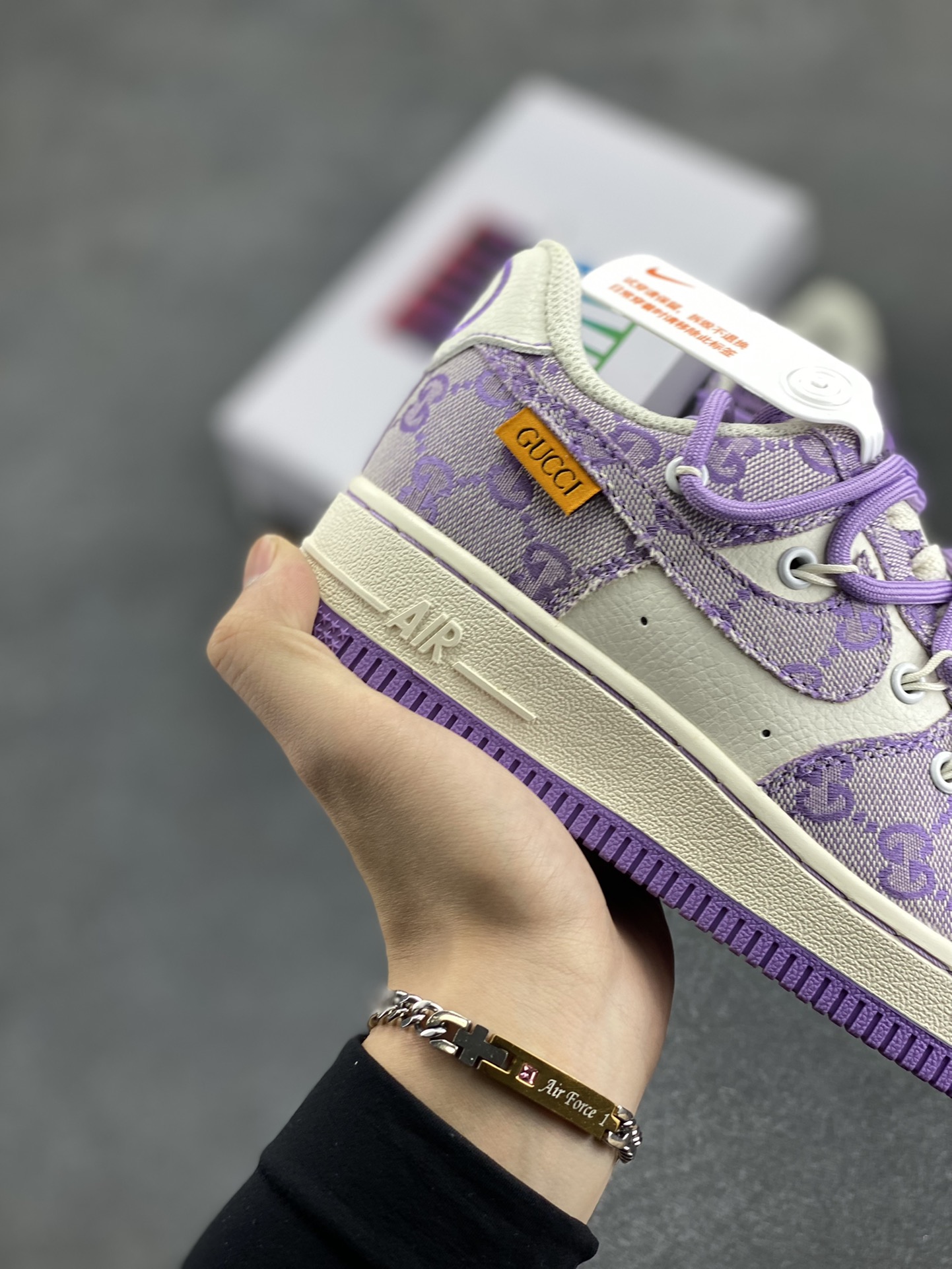图片[6]-“古驰绑带紫”✨NK Air Force 1 X GUCCI 空军一号板鞋 Nike近期于欧美大牌联名频繁 现又推出于Gucci联名作品 颜色采用Gucci主打粉色 绑带的设计打破传统空军的鞋款束缚 原楦头原纸板 专注外贸渠道 全掌内置蜂窝气垫 原厂中底钢印 货号：BD7700-022  尺码：36 36.5 37.5 38 38.5 39 40 40.5 41 42 42.5 43 44 44.5 45-选品中心