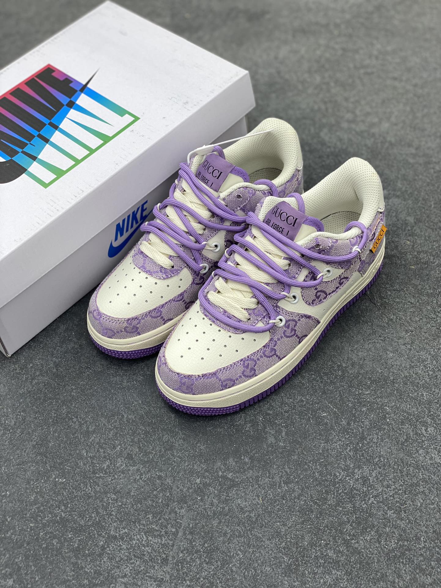 图片[8]-“古驰绑带紫”✨NK Air Force 1 X GUCCI 空军一号板鞋 Nike近期于欧美大牌联名频繁 现又推出于Gucci联名作品 颜色采用Gucci主打粉色 绑带的设计打破传统空军的鞋款束缚 原楦头原纸板 专注外贸渠道 全掌内置蜂窝气垫 原厂中底钢印 货号：BD7700-022  尺码：36 36.5 37.5 38 38.5 39 40 40.5 41 42 42.5 43 44 44.5 45-选品中心