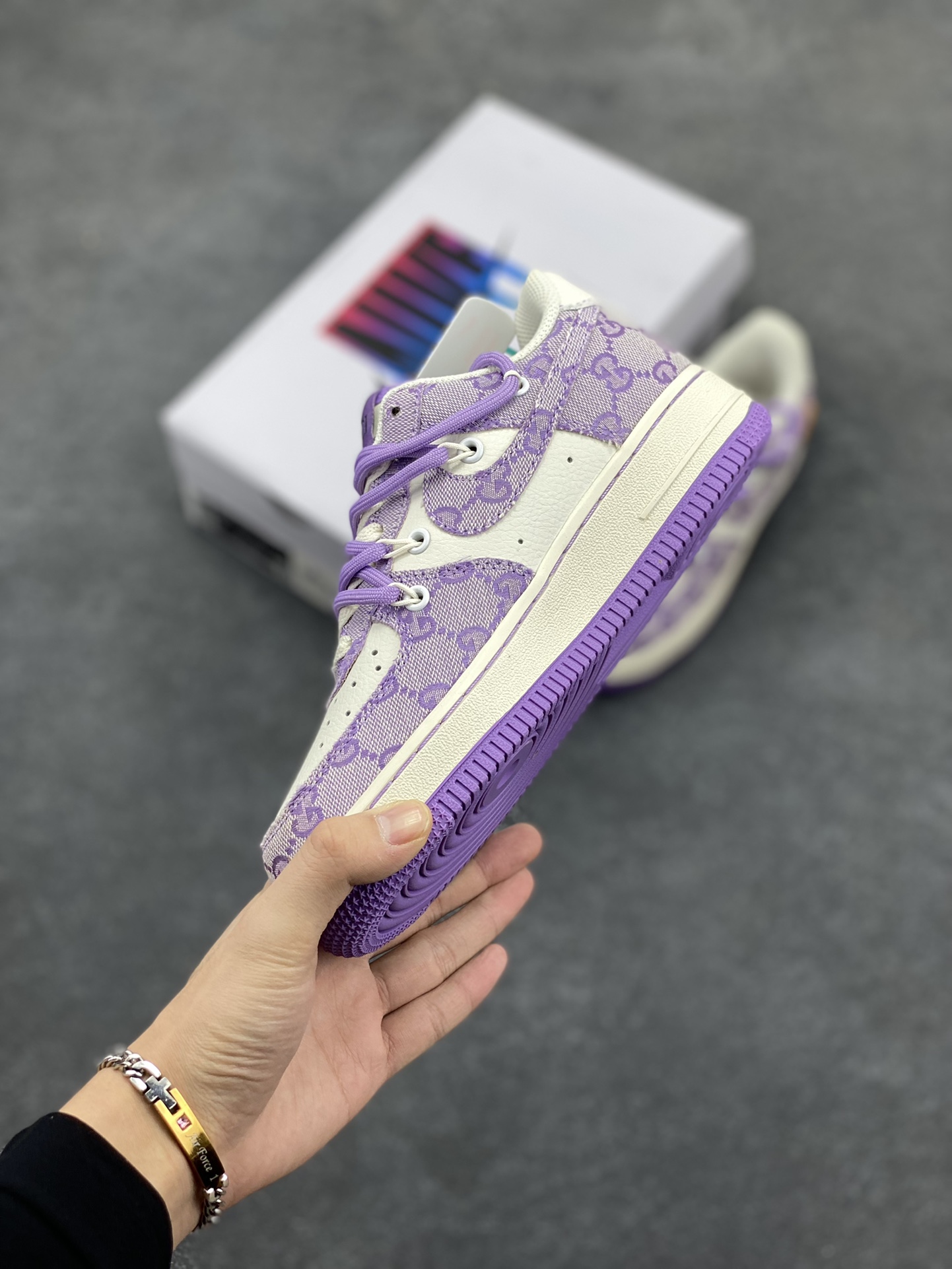图片[3]-“古驰绑带紫”✨NK Air Force 1 X GUCCI 空军一号板鞋 Nike近期于欧美大牌联名频繁 现又推出于Gucci联名作品 颜色采用Gucci主打粉色 绑带的设计打破传统空军的鞋款束缚 原楦头原纸板 专注外贸渠道 全掌内置蜂窝气垫 原厂中底钢印 货号：BD7700-022  尺码：36 36.5 37.5 38 38.5 39 40 40.5 41 42 42.5 43 44 44.5 45-选品中心