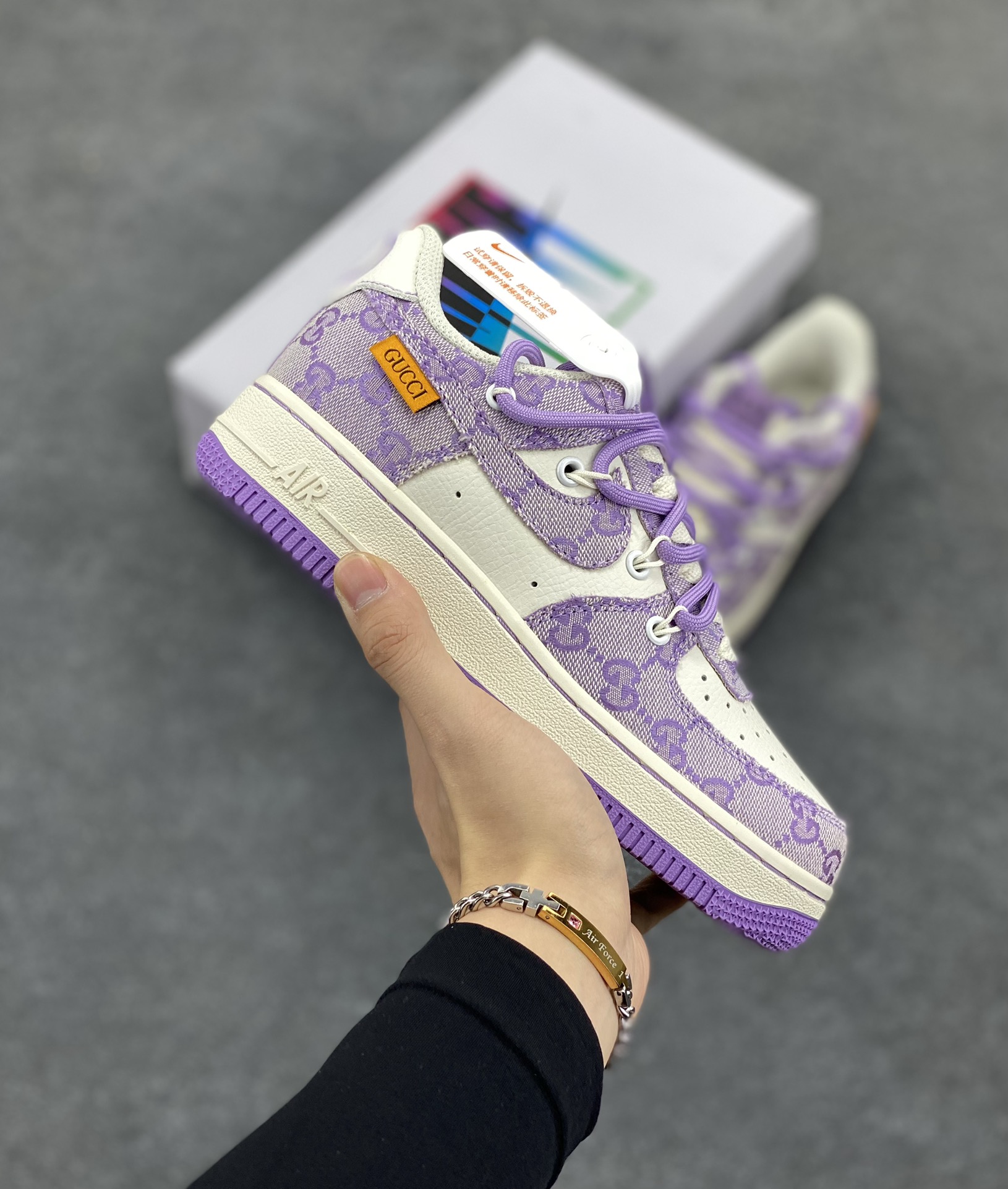“古驰绑带紫”✨NK Air Force 1 X GUCCI 空军一号板鞋 Nike近期于欧美大牌联名频繁 现又推出于Gucci联名作品 颜色采用Gucci主打粉色 绑带的设计打破传统空军的鞋款束缚 原楦头原纸板 专注外贸渠道 全掌内置蜂窝气垫 原厂中底钢印 货号：BD7700-022  尺码：36 36.5 37.5 38 38.5 39 40 40.5 41 42 42.5 43 44 44.5 45-选品中心