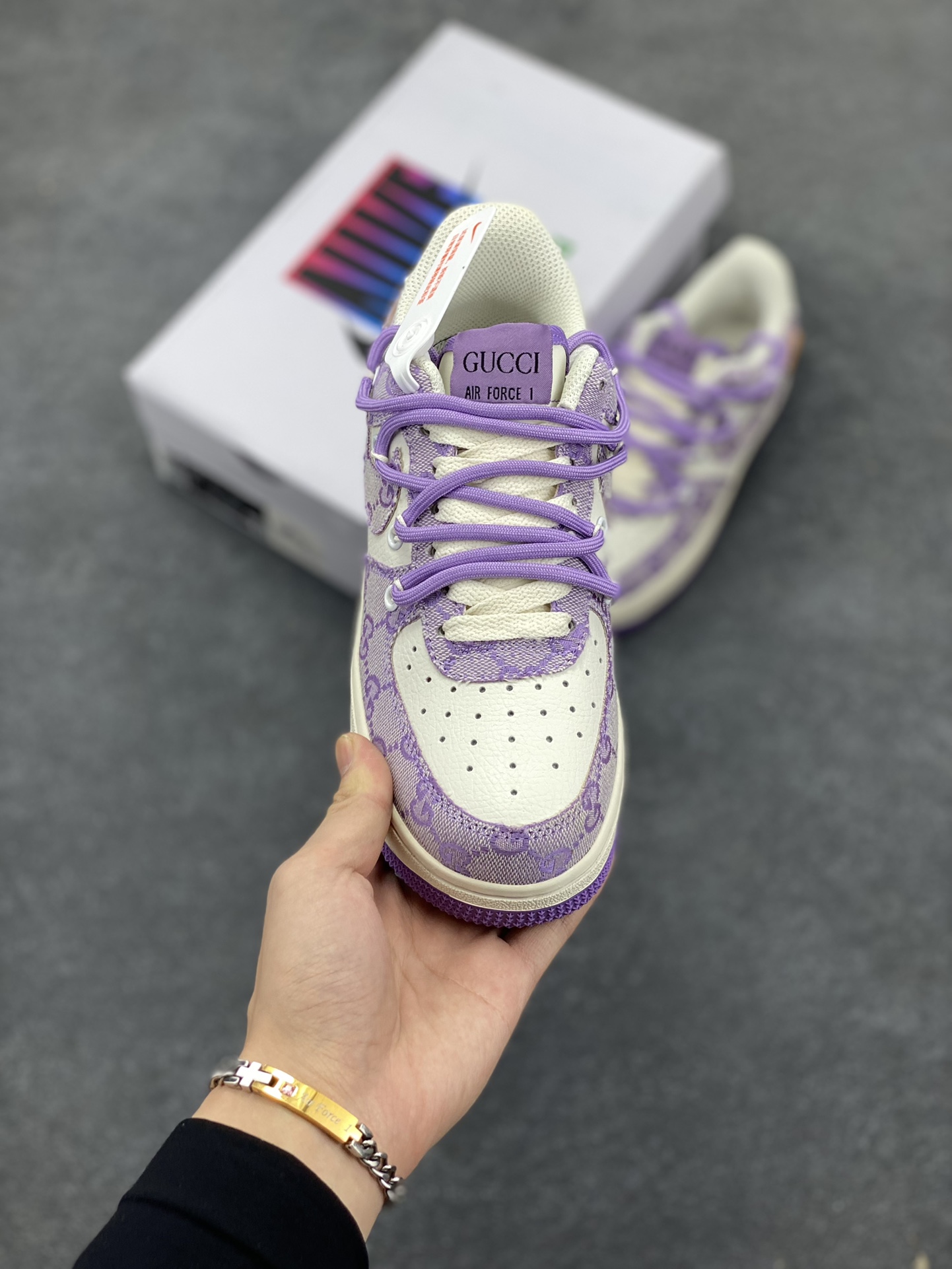 图片[2]-“古驰绑带紫”✨NK Air Force 1 X GUCCI 空军一号板鞋 Nike近期于欧美大牌联名频繁 现又推出于Gucci联名作品 颜色采用Gucci主打粉色 绑带的设计打破传统空军的鞋款束缚 原楦头原纸板 专注外贸渠道 全掌内置蜂窝气垫 原厂中底钢印 货号：BD7700-022  尺码：36 36.5 37.5 38 38.5 39 40 40.5 41 42 42.5 43 44 44.5 45-选品中心