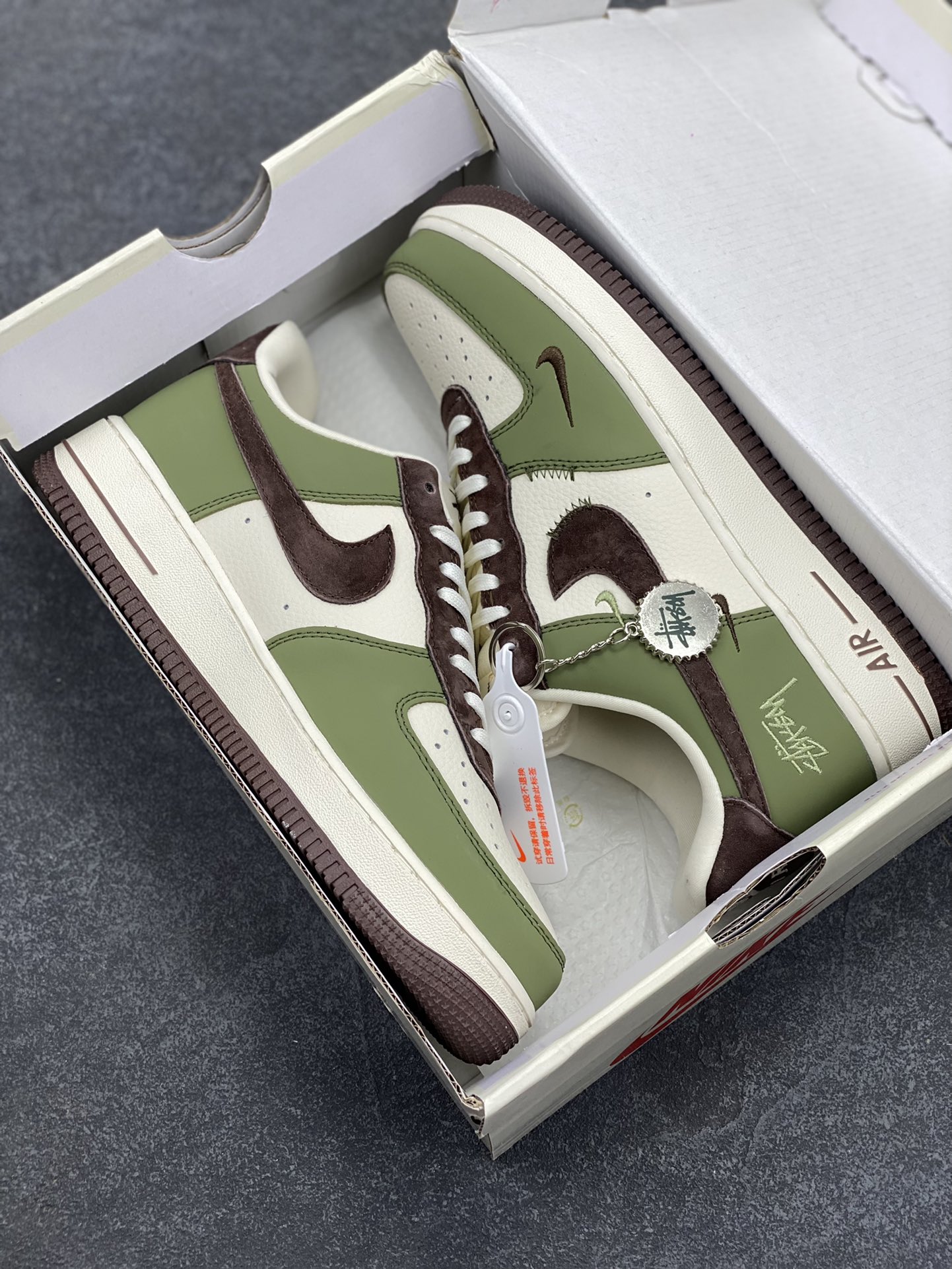 图片[9]-NIke Air Force 1 \’07 Low “斯图西联名–绿棕”空军一号 低帮 运动鞋 休闲鞋 折边针车 工艺难度大 原楦头原纸板 原装鞋盒 定制五金配件 内置全掌气垫 原厂鞋底 货号：KK1988-038 尺码：36 36.5 37.5 38 38.5 39 40 40.5 41 42 42.5 43 44 44.5 45-选品中心