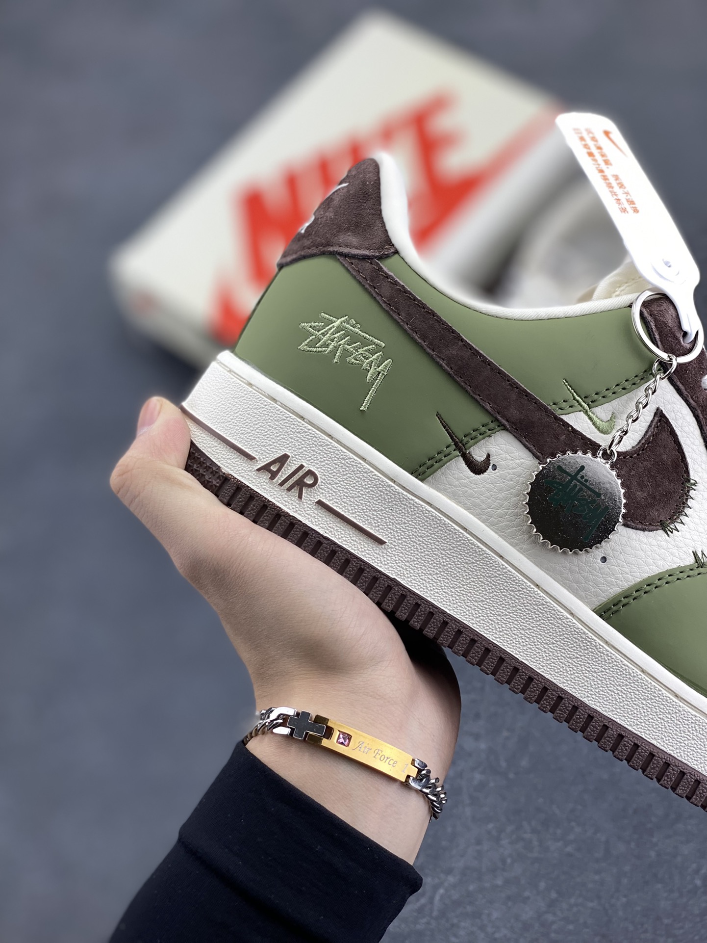 图片[6]-NIke Air Force 1 \’07 Low “斯图西联名–绿棕”空军一号 低帮 运动鞋 休闲鞋 折边针车 工艺难度大 原楦头原纸板 原装鞋盒 定制五金配件 内置全掌气垫 原厂鞋底 货号：KK1988-038 尺码：36 36.5 37.5 38 38.5 39 40 40.5 41 42 42.5 43 44 44.5 45-选品中心