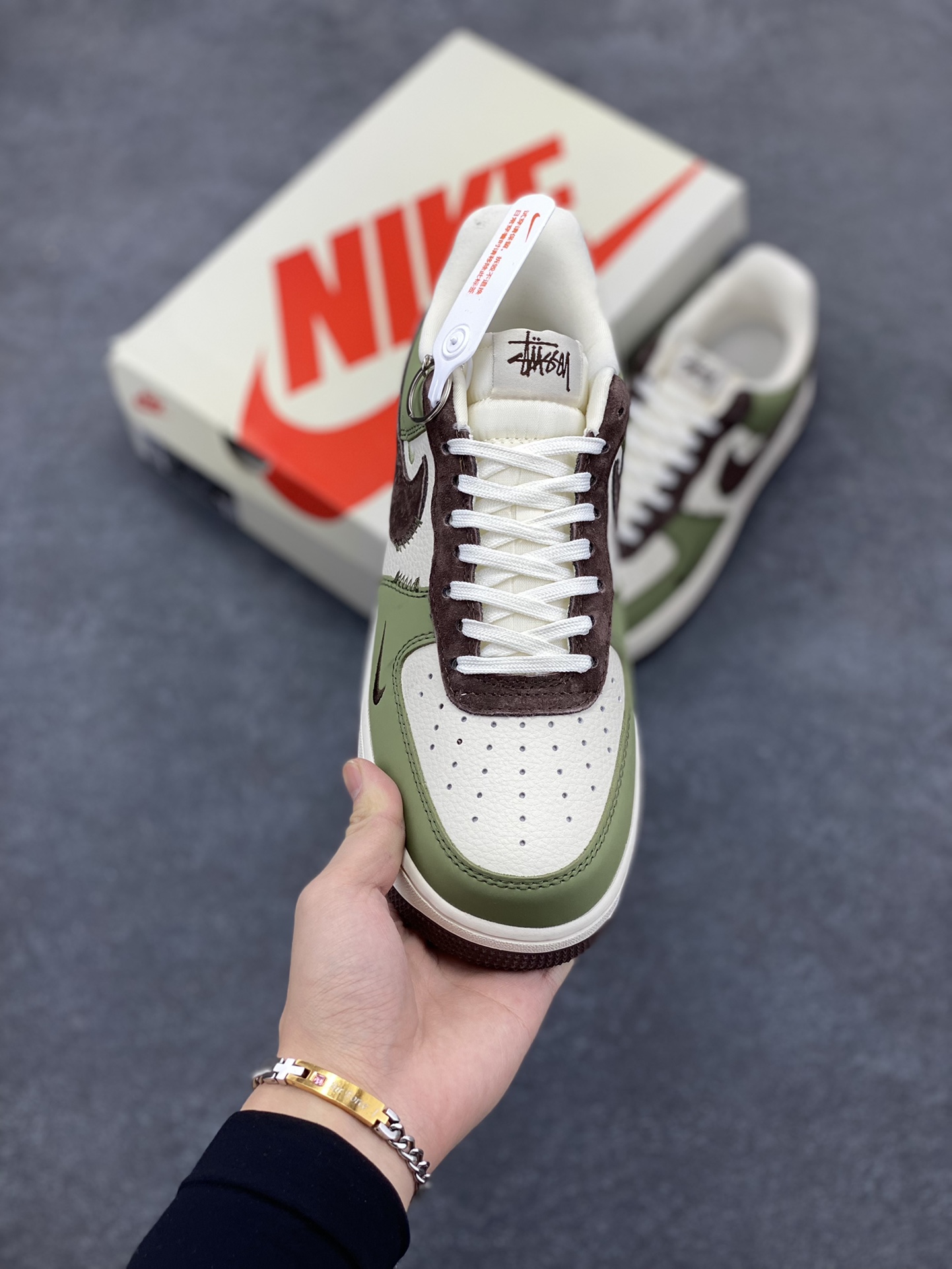 图片[2]-NIke Air Force 1 \’07 Low “斯图西联名–绿棕”空军一号 低帮 运动鞋 休闲鞋 折边针车 工艺难度大 原楦头原纸板 原装鞋盒 定制五金配件 内置全掌气垫 原厂鞋底 货号：KK1988-038 尺码：36 36.5 37.5 38 38.5 39 40 40.5 41 42 42.5 43 44 44.5 45-选品中心