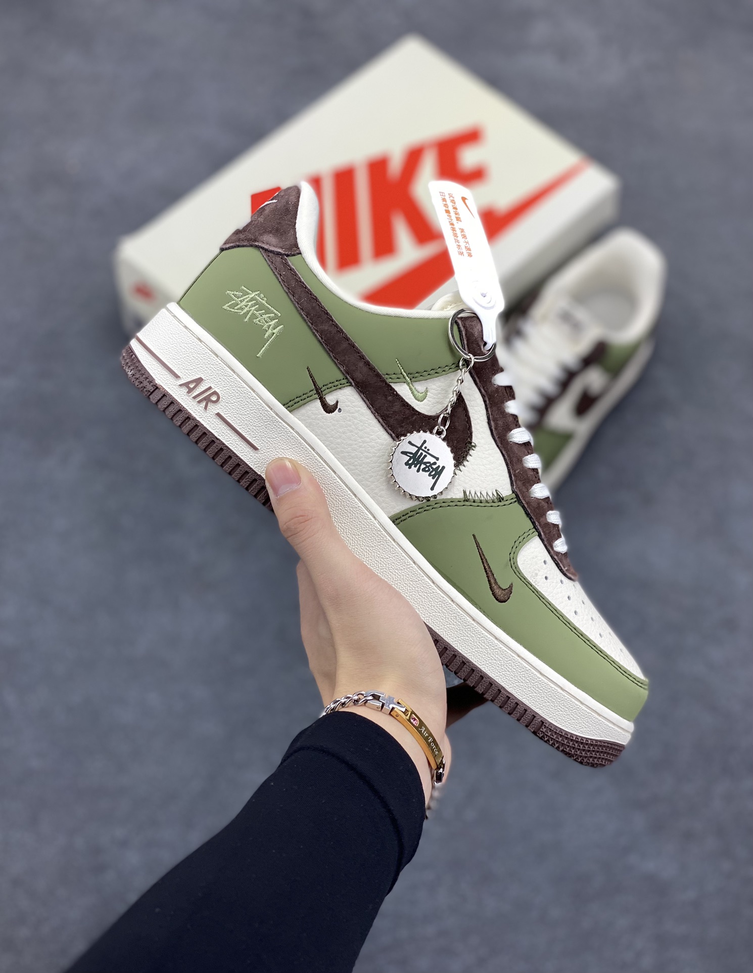 NIke Air Force 1 \'07 Low “斯图西联名--绿棕”空军一号 低帮 运动鞋 休闲鞋 折边针车 工艺难度大 原楦头原纸板 原装鞋盒 定制五金配件 内置全掌气垫 原厂鞋底 货号：KK1988-038 尺码：36 36.5 37.5 38 38.5 39 40 40.5 41 42 42.5 43 44 44.5 45-选品中心