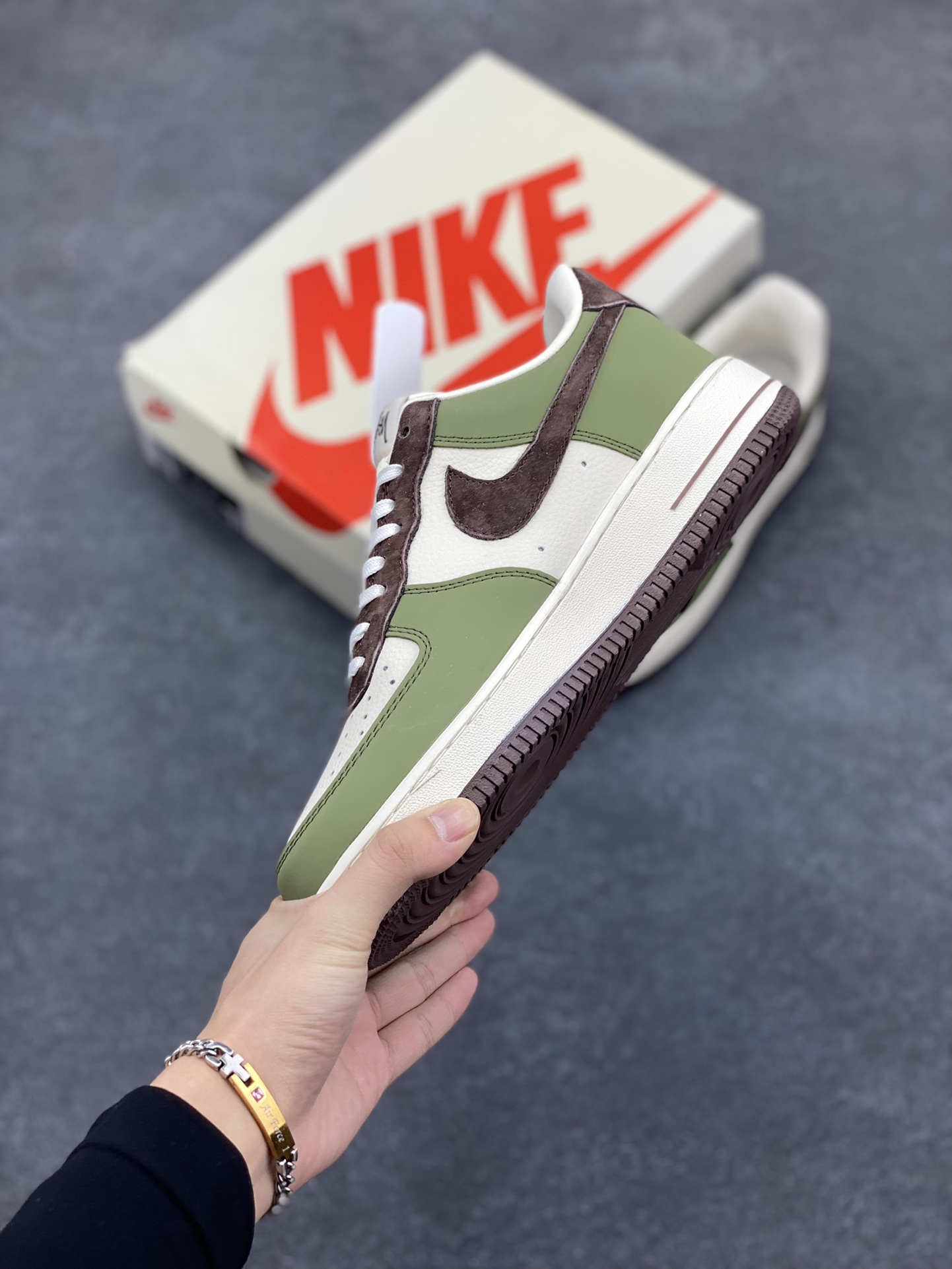 图片[3]-NIke Air Force 1 \’07 Low “斯图西联名–绿棕”空军一号 低帮 运动鞋 休闲鞋 折边针车 工艺难度大 原楦头原纸板 原装鞋盒 定制五金配件 内置全掌气垫 原厂鞋底 货号：KK1988-038 尺码：36 36.5 37.5 38 38.5 39 40 40.5 41 42 42.5 43 44 44.5 45-选品中心