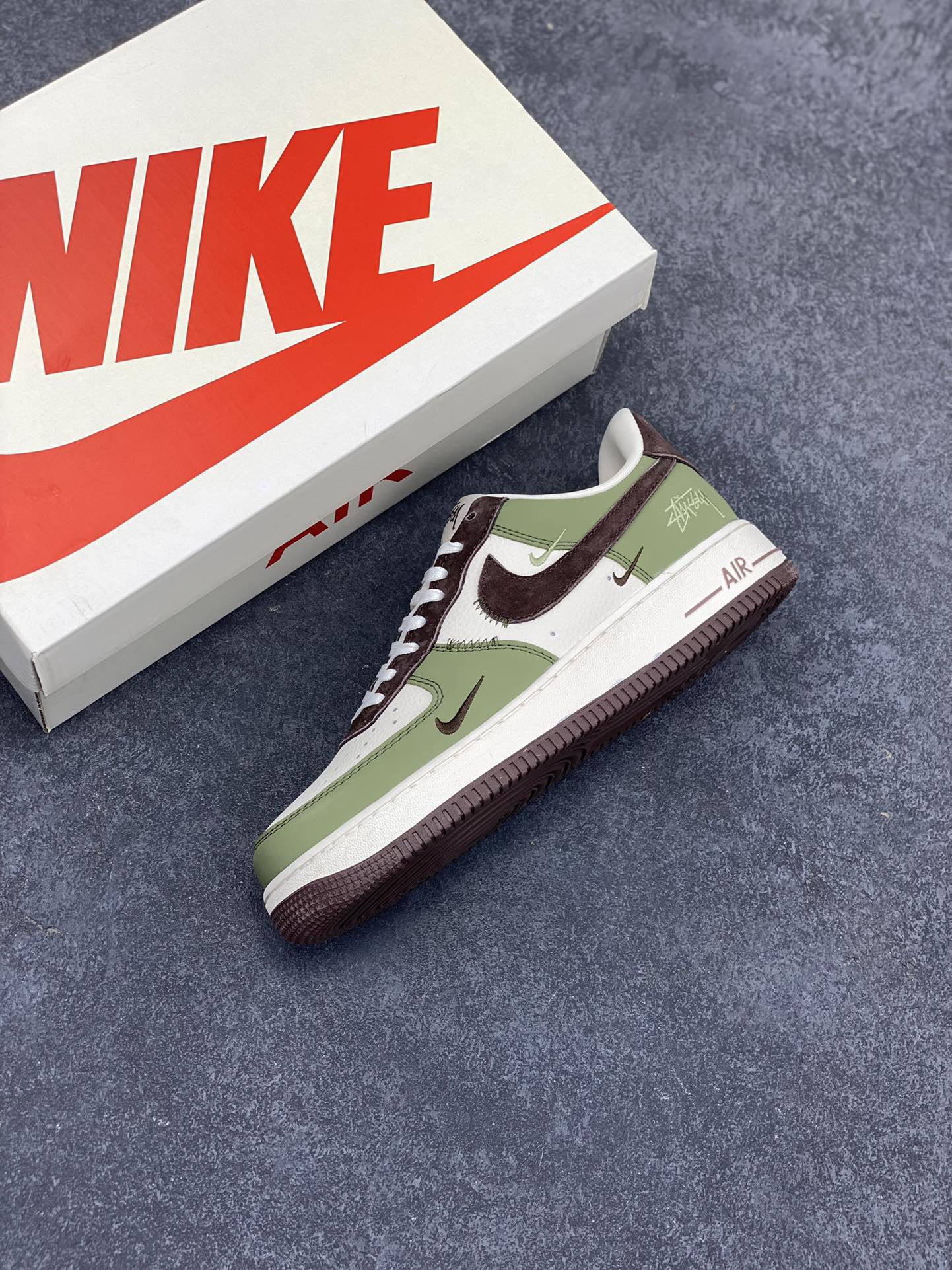 图片[7]-NIke Air Force 1 \’07 Low “斯图西联名–绿棕”空军一号 低帮 运动鞋 休闲鞋 折边针车 工艺难度大 原楦头原纸板 原装鞋盒 定制五金配件 内置全掌气垫 原厂鞋底 货号：KK1988-038 尺码：36 36.5 37.5 38 38.5 39 40 40.5 41 42 42.5 43 44 44.5 45-选品中心