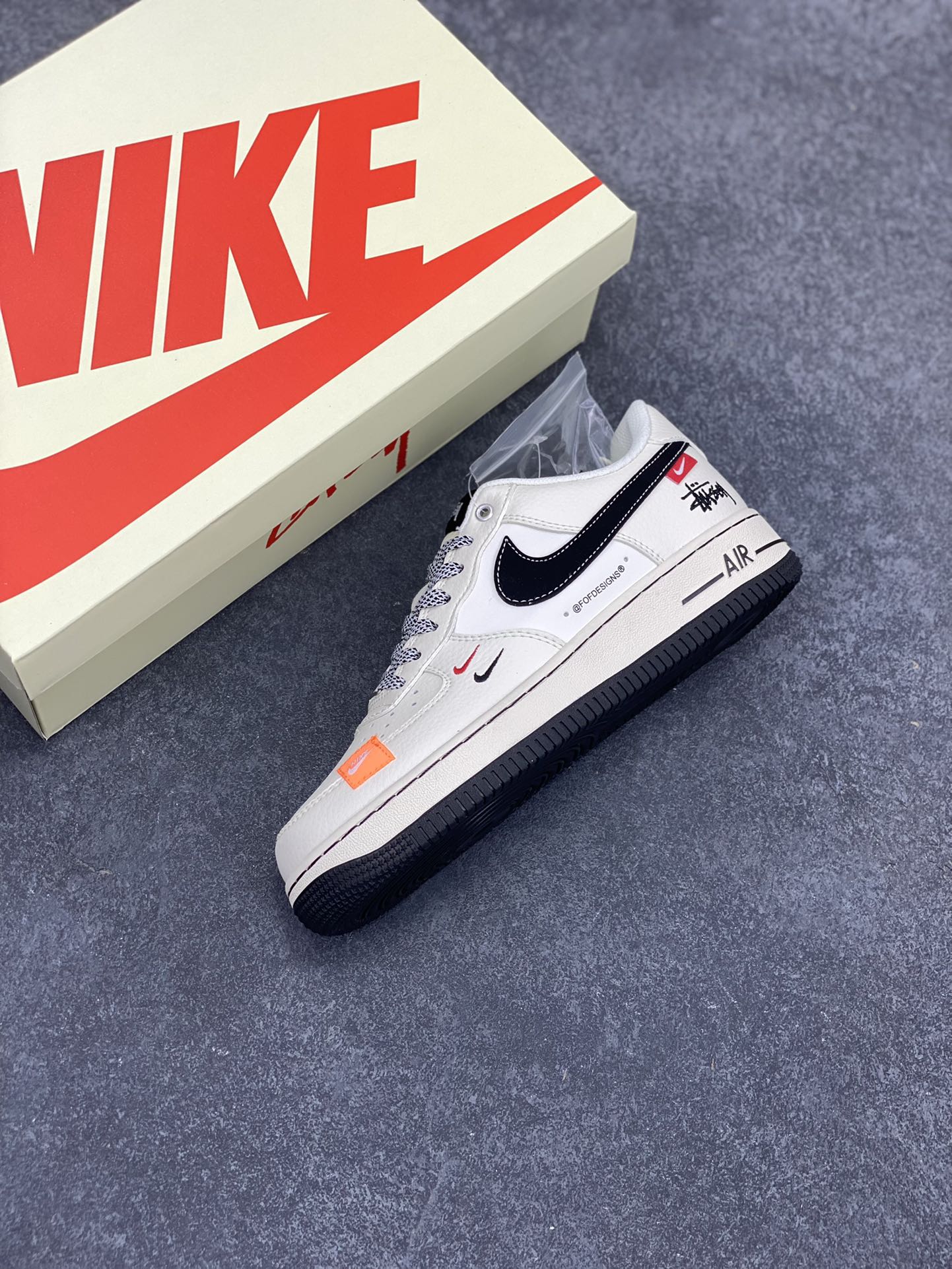 图片[7]-NIke Air Force 1 \’07 Low “斯图西联名–米黑织布标”空军一号 低帮 运动鞋 休闲鞋 折边针车 工艺难度大 原楦头原纸板 原装鞋盒 定制五金配件 内置全掌气垫 原厂鞋底 货号：SJ6698-011 尺码：36 36.5 37.5 38 38.5 39 40 40.5 41 42 42.5 43 44 44.5 45-选品中心