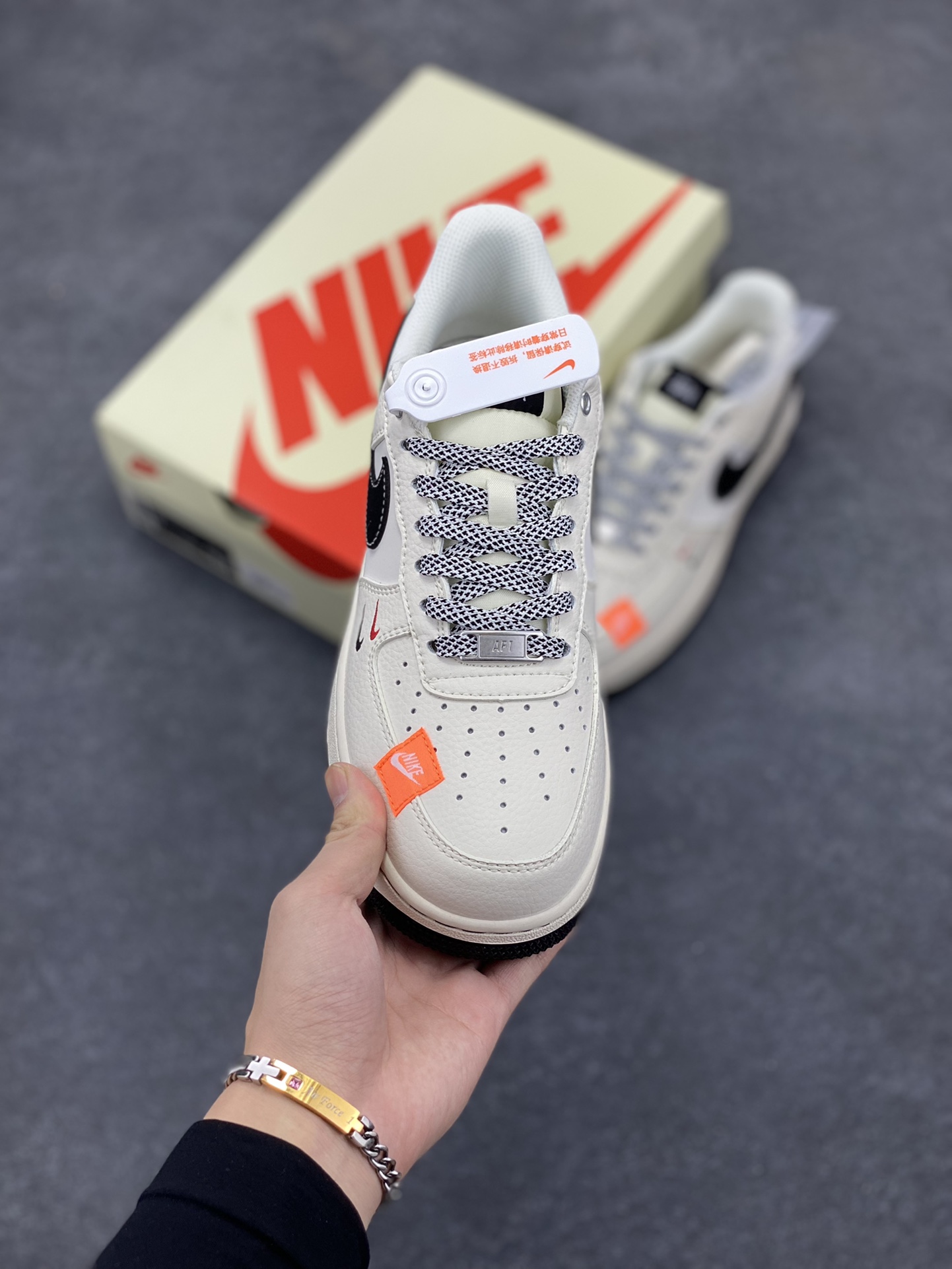 图片[2]-NIke Air Force 1 \’07 Low “斯图西联名–米黑织布标”空军一号 低帮 运动鞋 休闲鞋 折边针车 工艺难度大 原楦头原纸板 原装鞋盒 定制五金配件 内置全掌气垫 原厂鞋底 货号：SJ6698-011 尺码：36 36.5 37.5 38 38.5 39 40 40.5 41 42 42.5 43 44 44.5 45-选品中心